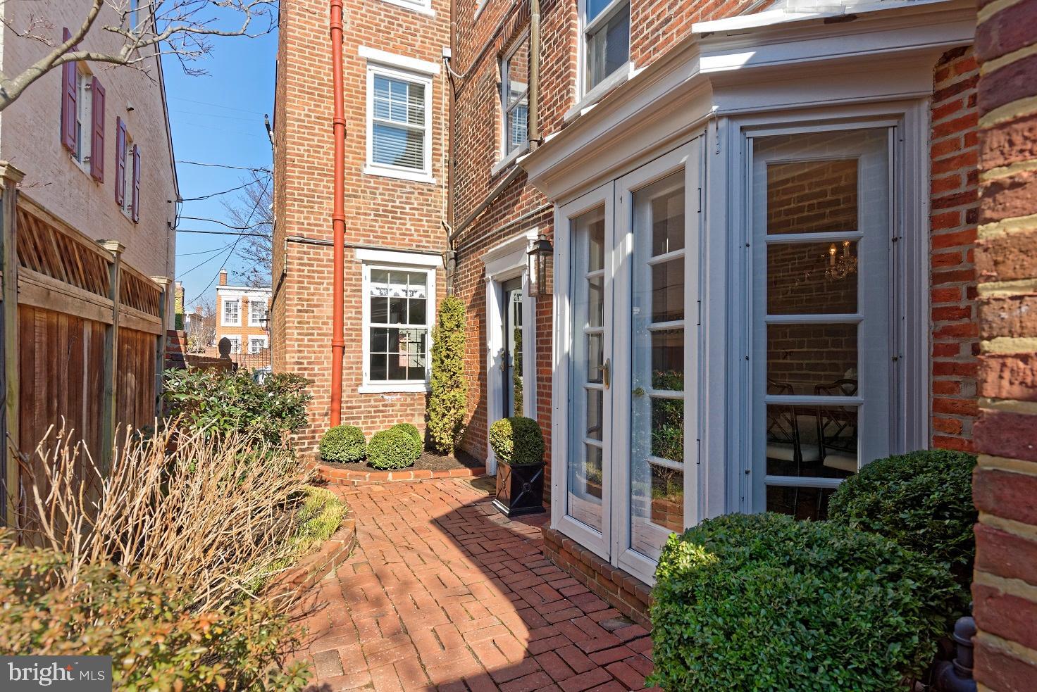 OLD TOWN ALEXANDRIA - Residential