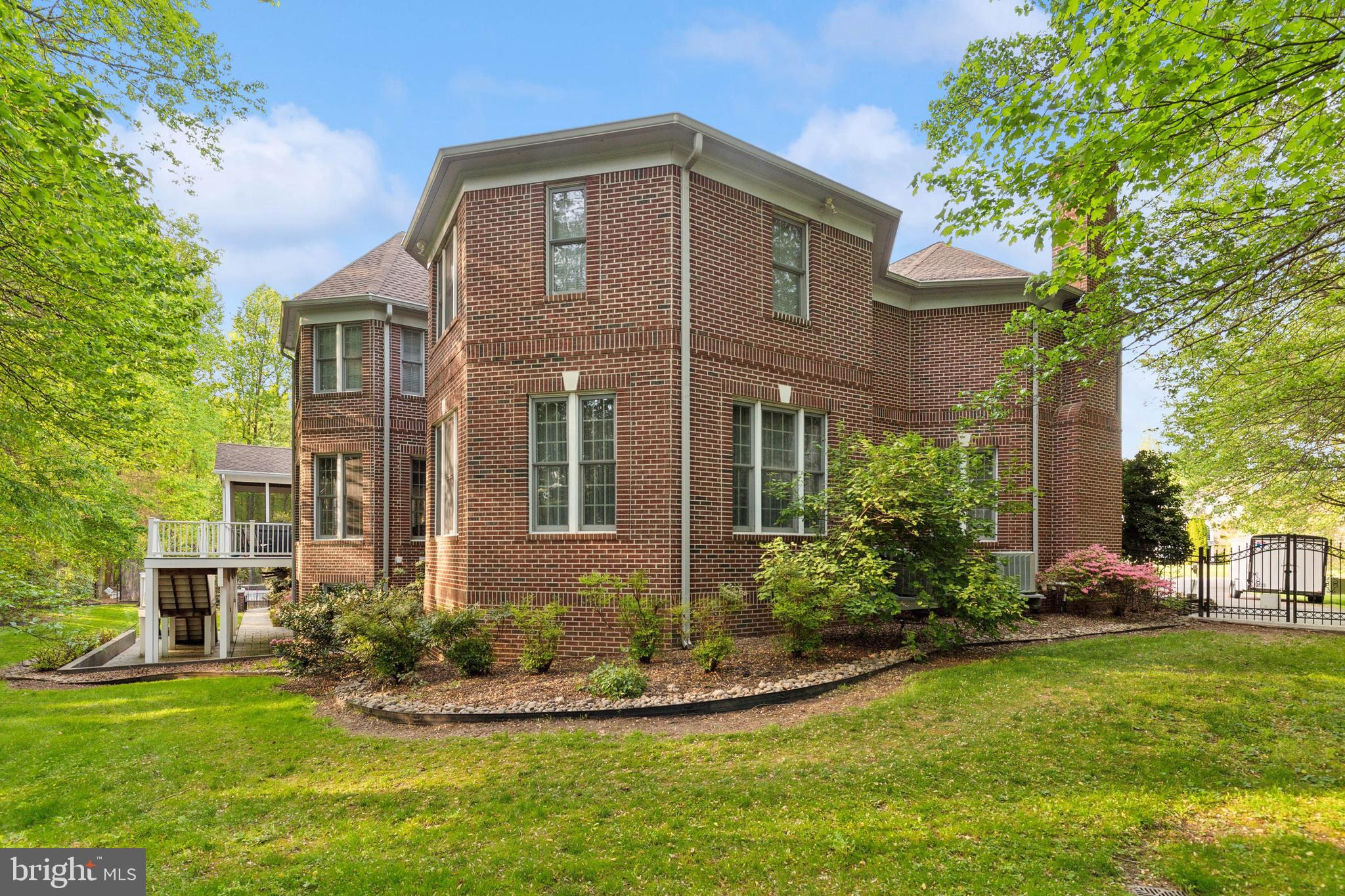 BURKE LAKE MEADOW - Residential