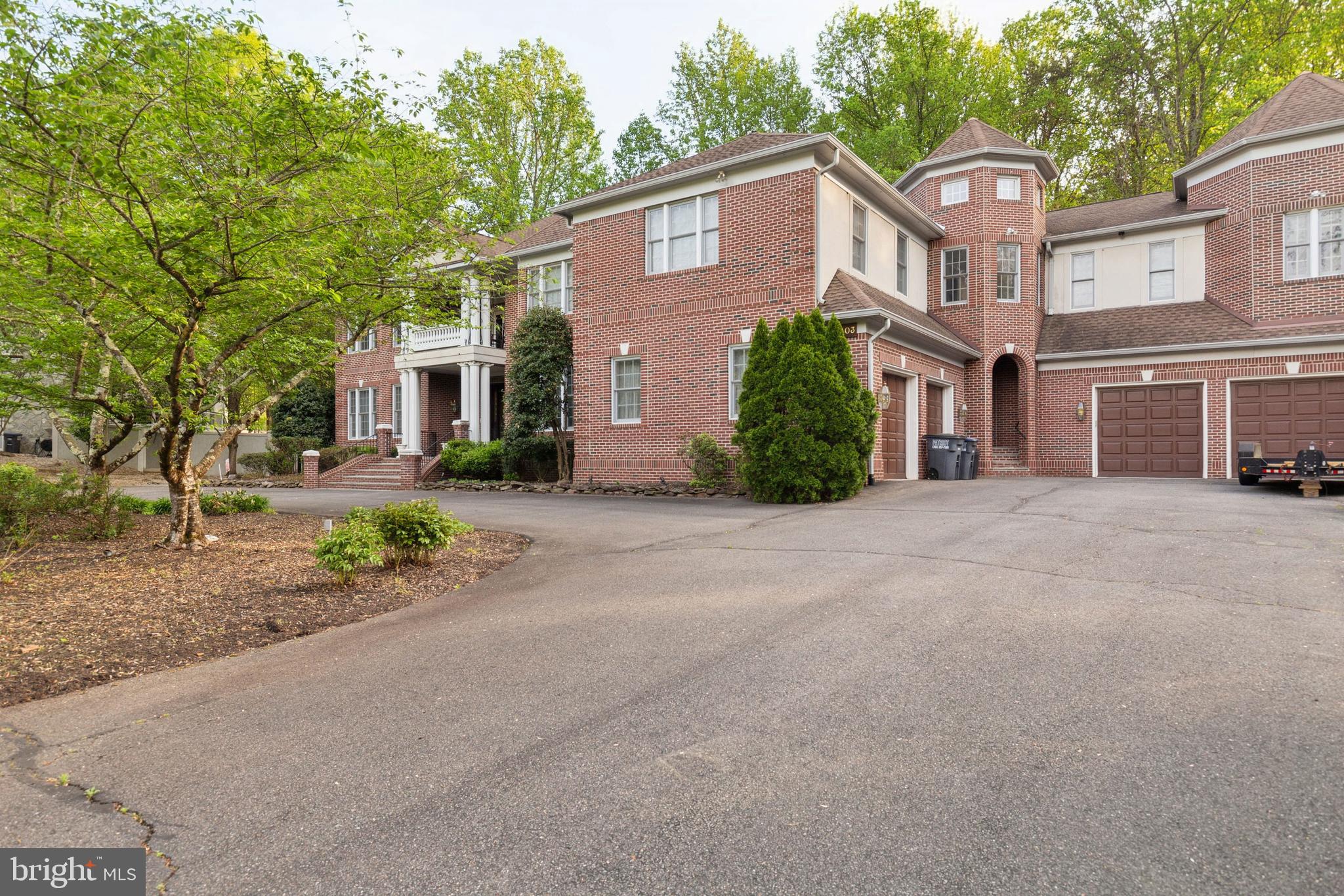 BURKE LAKE MEADOW - Residential