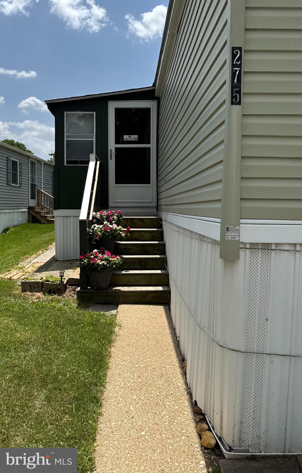 Welcome to 275 Rupert Circle, located within a distinguished manufactured home community that offers a variety of housing options, including mobile and manufactured homes. This attractive property features an open-concept layout that maximizes functionality and spaciousness, along with a separate laundry area for added convenience. It offers two generously sized bedrooms, highlighted by an elegant primary suite equipped with a deep soaking tub and a separate shower. Ample closet and storage space is also provided. Outside, you can enjoy a cozy covered porch—ideal for relaxing with your morning coffee or tea. The sale includes appliances, a storage shed, and window air conditioning units. This meticulously maintained home is in excellent condition: clean, move-in ready, and prepared for immediate occupancy or use as an income-generating rental property. Built in 2006, this manufactured home comes with its registered HUD data plate, offering the new owner various opportunities, including potential financing options. While the home currently sits on a leased lot within the park, its construction type offers the exceptional benefit of being movable to any deeded land of the new owner's choosing. All systems and facilities have received consistent and proper maintenance. For more information or further assistance, please contact the listing agent.

Bienvenido a 275 Rupert Circle, ubicado dentro de una distinguida comunidad de casas móviles que ofrece una variedad de unidades, incluyendo casas móviles y viviendas prefabricadas. Esta atractiva propiedad cuenta con un diseño de concepto abierto que maximiza la funcionalidad y la amplitud de los espacios, además de un área de lavandería independiente para su mayor comodidad. Dispone de dos habitaciones de generosas dimensiones, destacando una elegante suite principal equipada con bañera profunda y ducha independiente. Asimismo, ofrece amplio espacio de clóset y almacenamiento. En el exterior, podrá disfrutar de un acogedor porche cubierto con toldo, ideal para relajarse mientras disfruta de su café o té. La propiedad incluye electrodomésticos, un cobertizo de almacenamiento y unidades de aire acondicionado tipo ventana, todo ello incluido en la venta. Esta vivienda, cuidadosamente mantenida, se presenta en excelentes condiciones: limpia, habitable y lista para ocupar o generar ingresos de inmediato como propiedad en alquiler.

Construida en 2006, esta vivienda prefabricada cuenta con su correspondiente placa de datos HUD registrada, lo que brinda múltiples oportunidades a su nuevo propietario, incluyendo posibles opciones de financiamiento. Actualmente, la propiedad se encuentra en un lote bajo contrato de arrendamiento de terreno dentro del parque; sin embargo, gracias a su tipo de construcción, ofrece el beneficio excepcional de poder ser trasladada a cualquier terreno escriturado que el nuevo propietario elija. Todos los servicios e instalaciones han recibido mantenimiento constante y adecuado. Para obtener más información o asistencia adicional, le invitamos a comunicarse con el agente encargado de la propiedad. Esta traducción ha sido generada por inteligencia artificial.