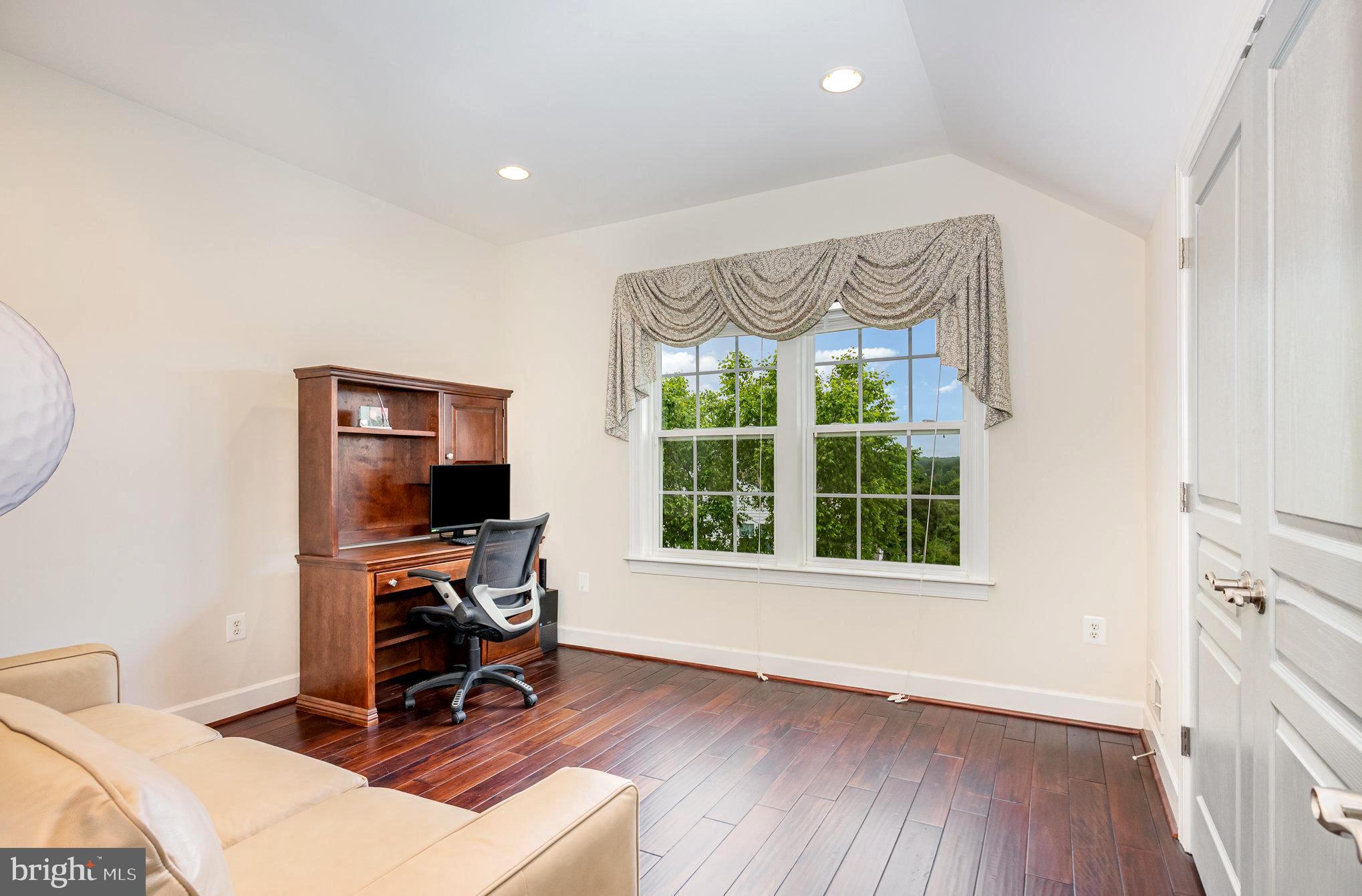 CREIGHTON FARMS - Residential