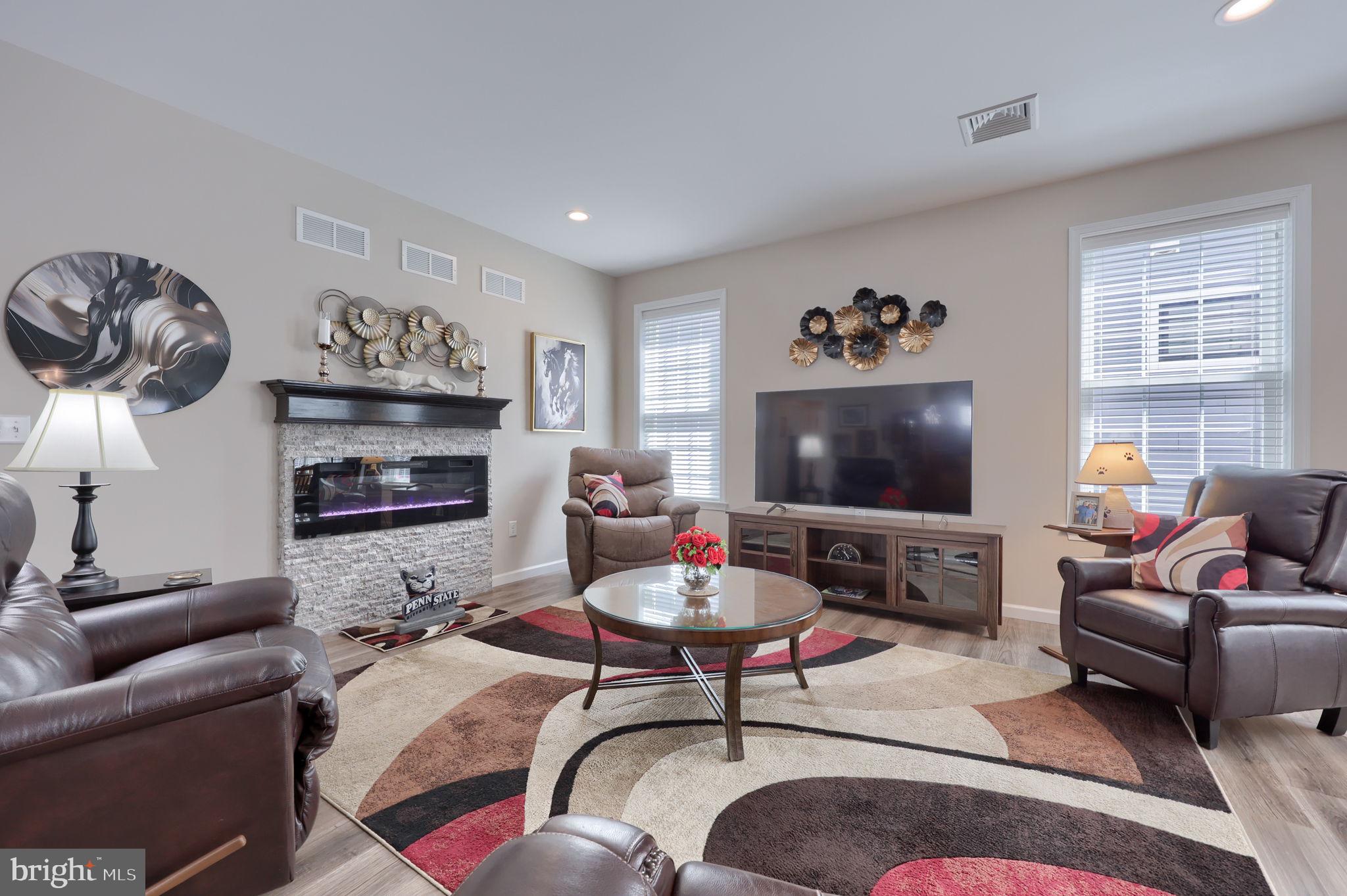 HOME TOWNE SQUARE - Residential
