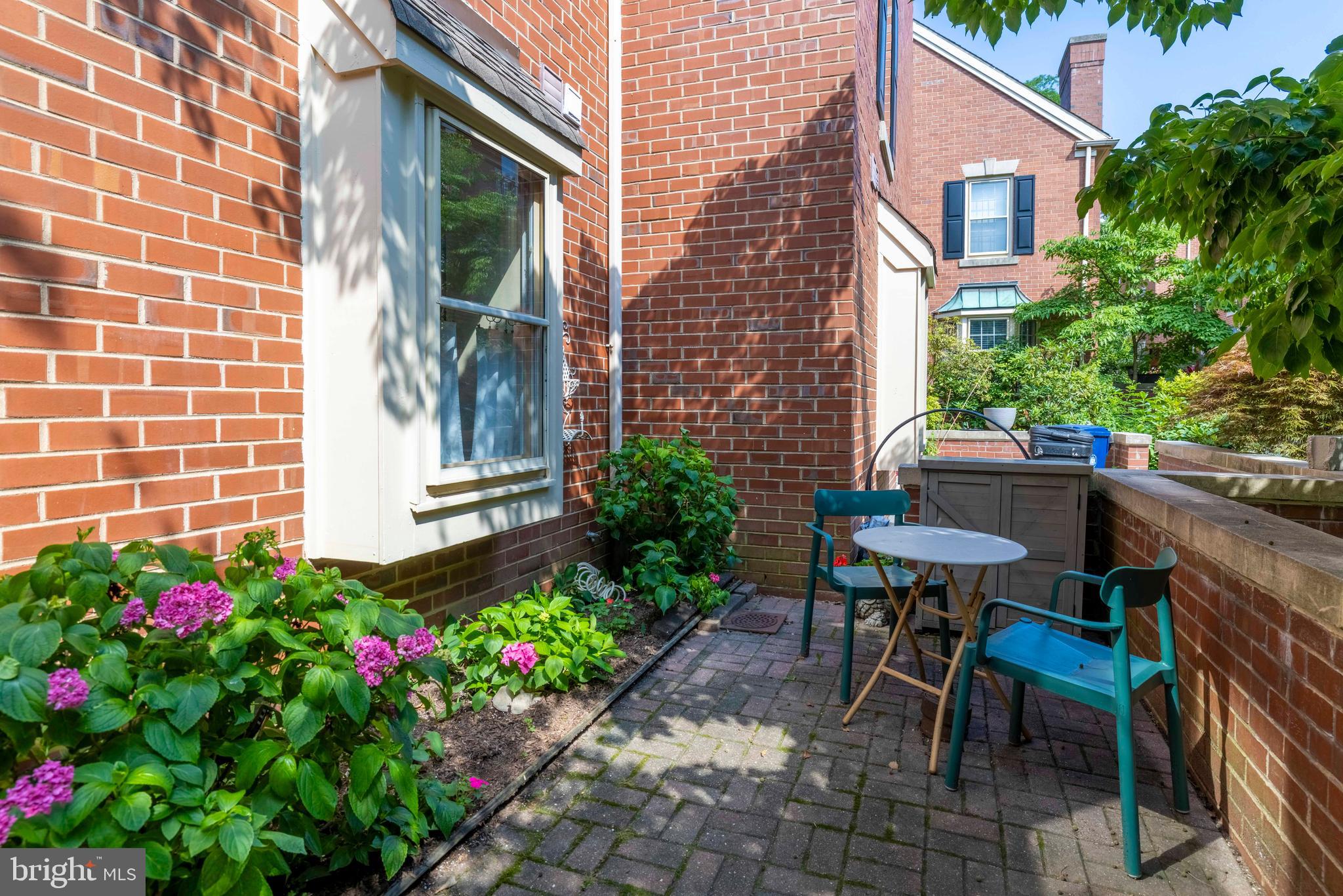 CHESTNUT HILL - Residential