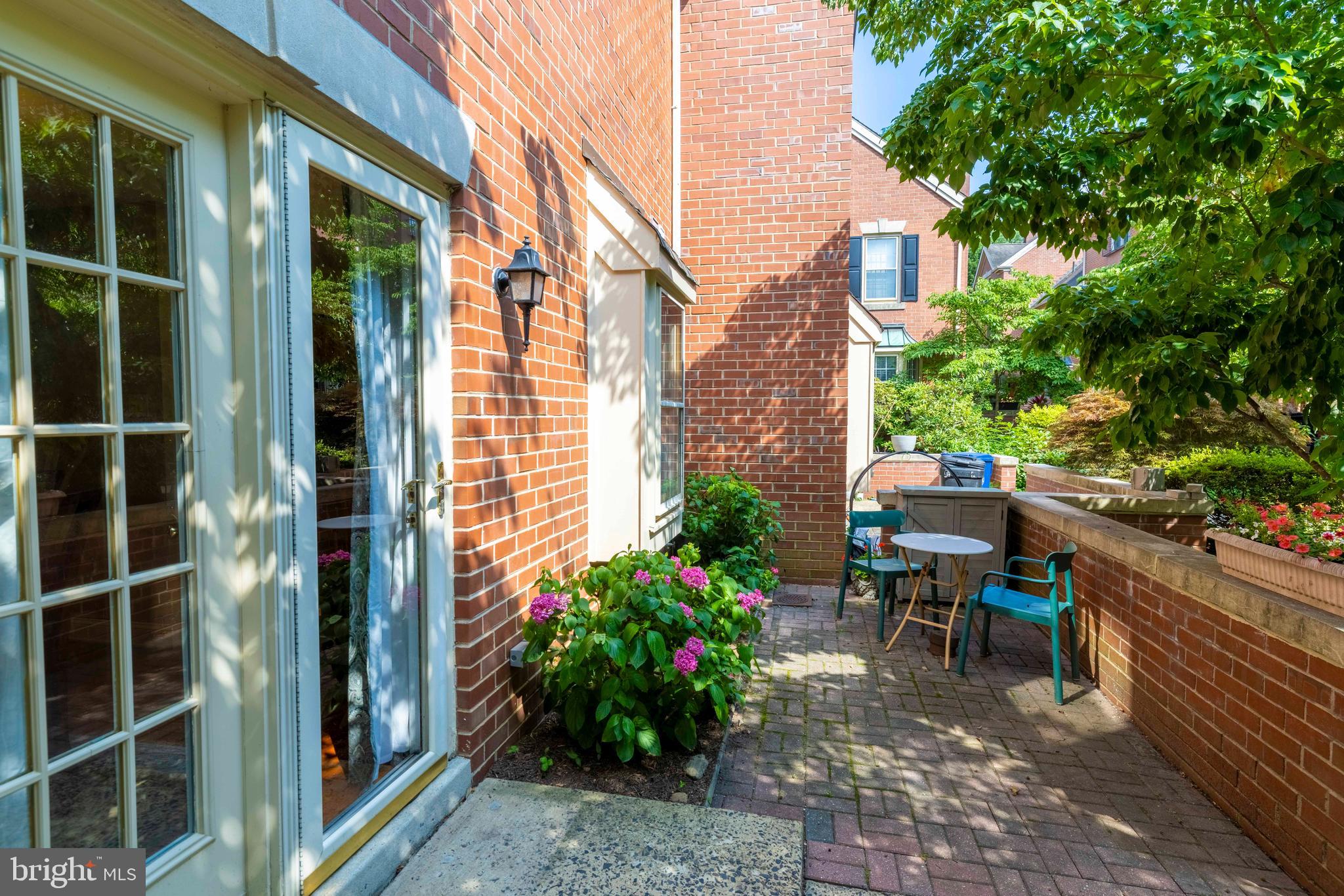 CHESTNUT HILL - Residential