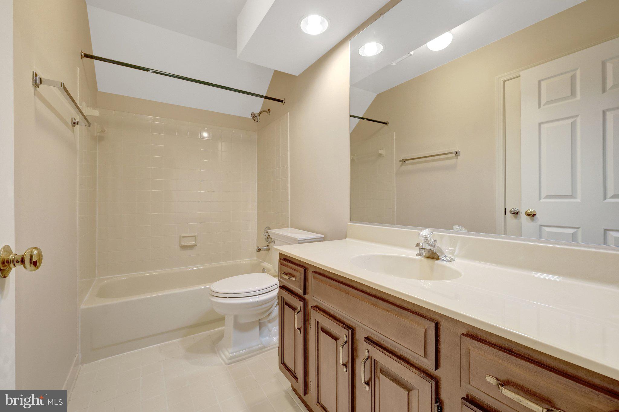 FOUR SEASONS - Residential