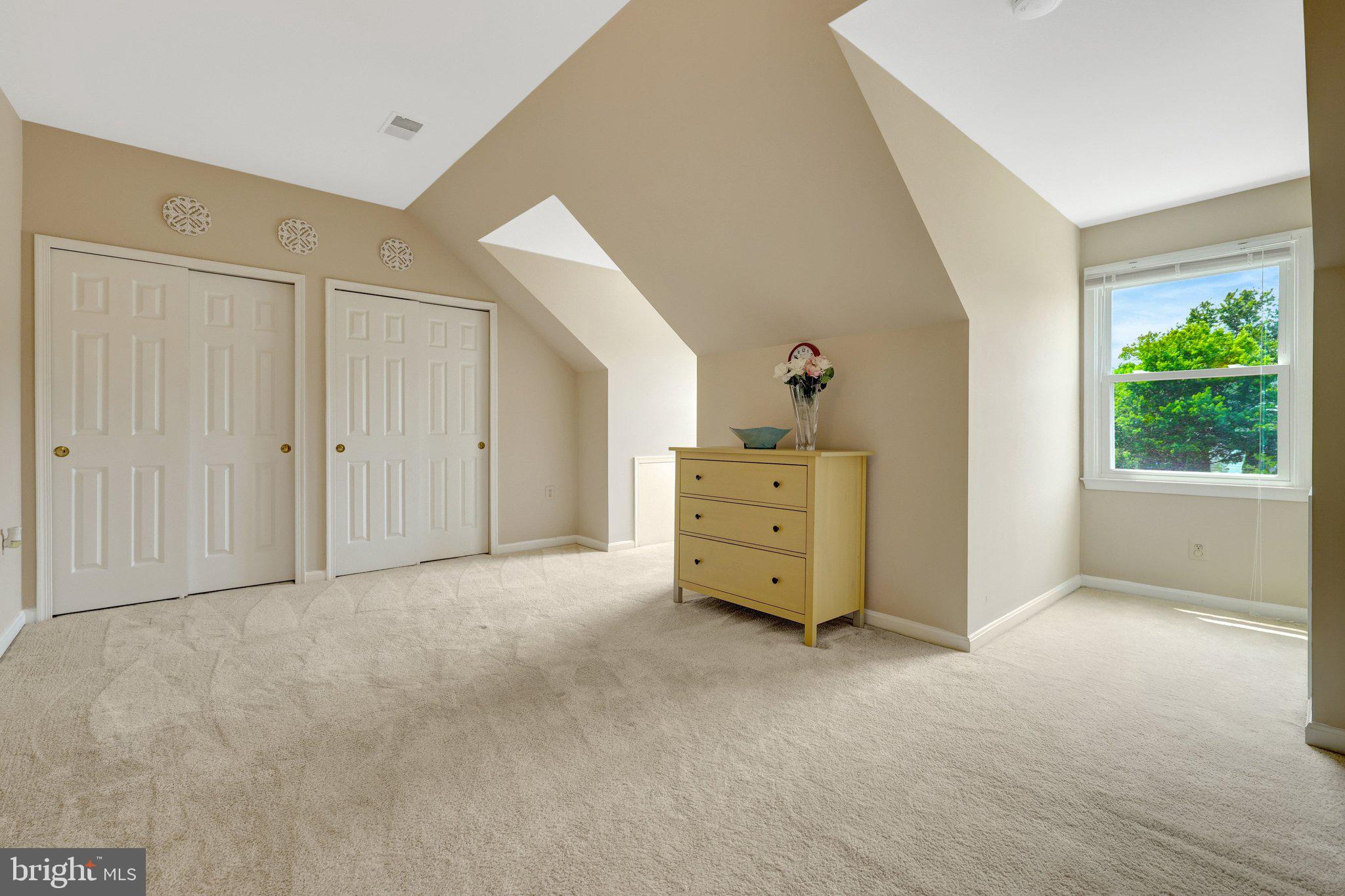 FOUR SEASONS - Residential