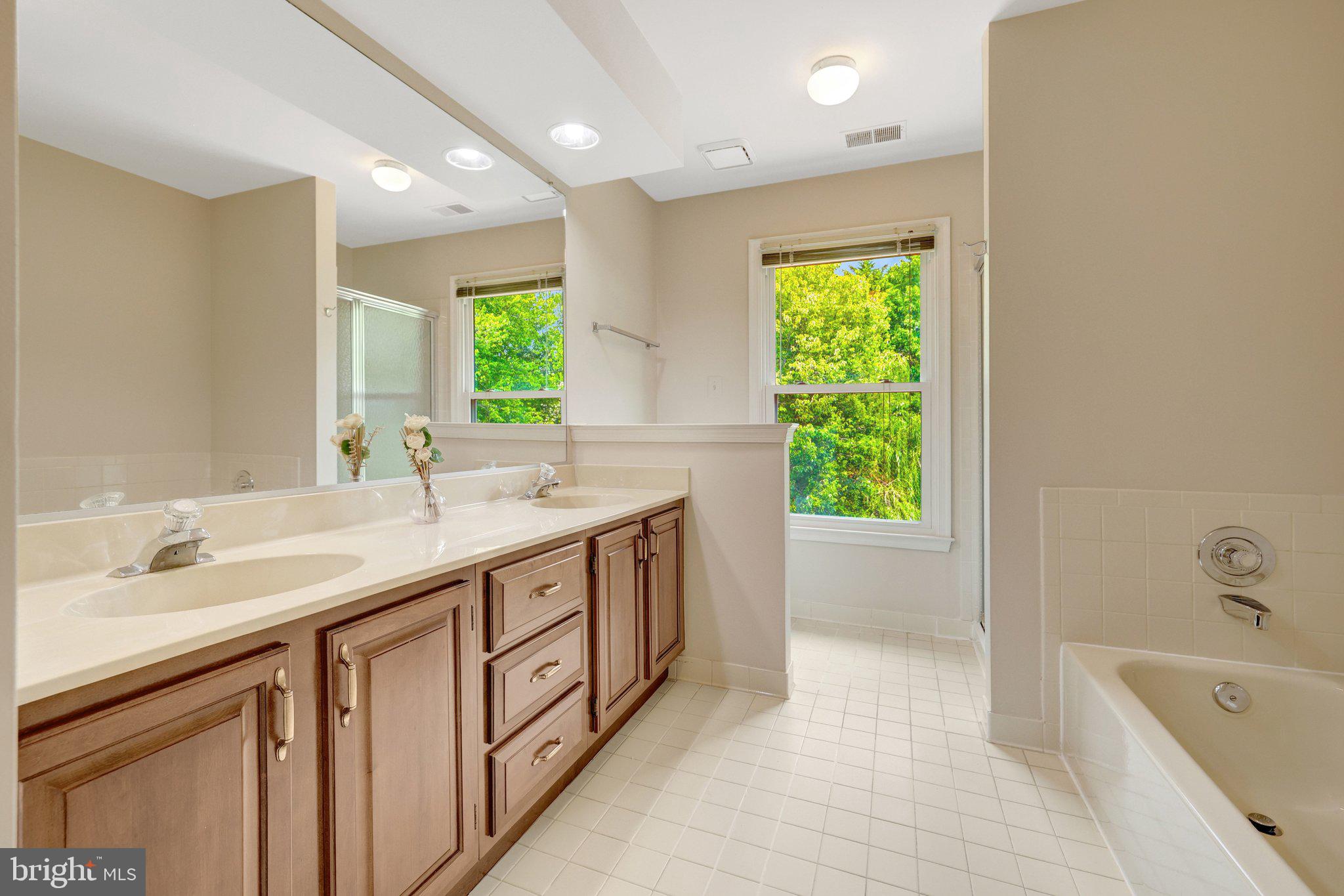 FOUR SEASONS - Residential