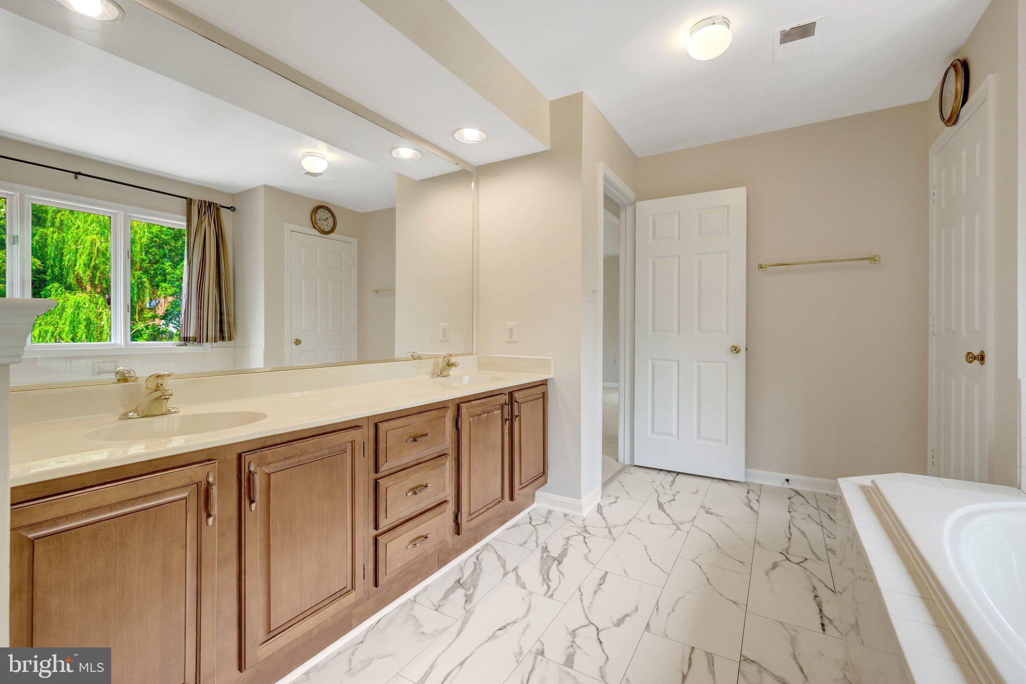 FOUR SEASONS - Residential