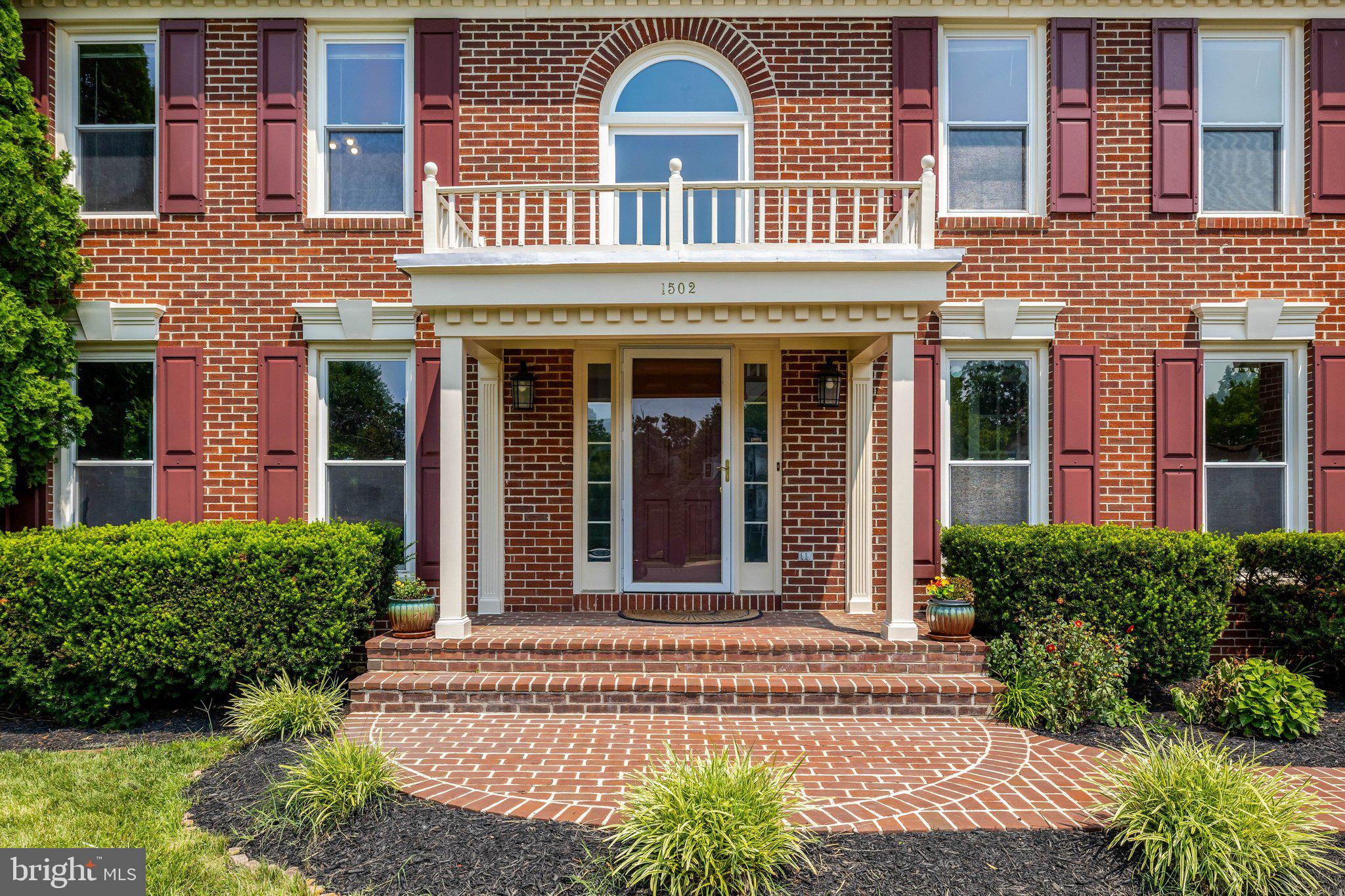 FOUR SEASONS - Residential