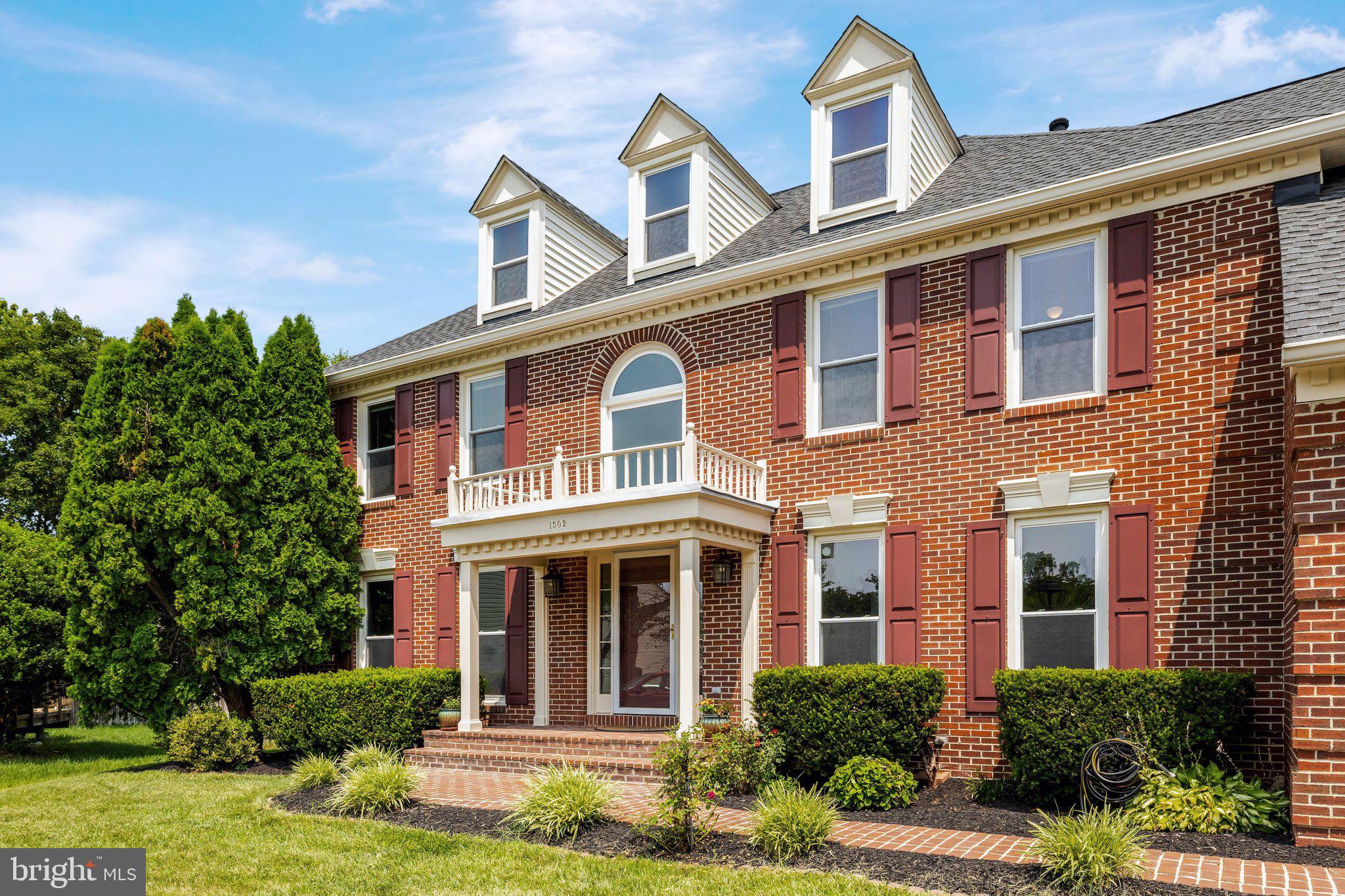 FOUR SEASONS - Residential