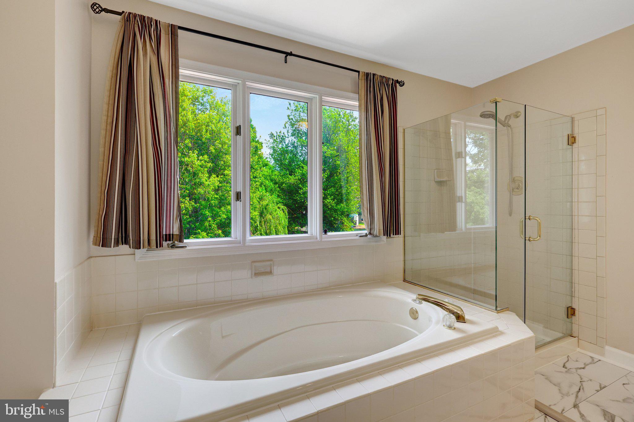 FOUR SEASONS - Residential