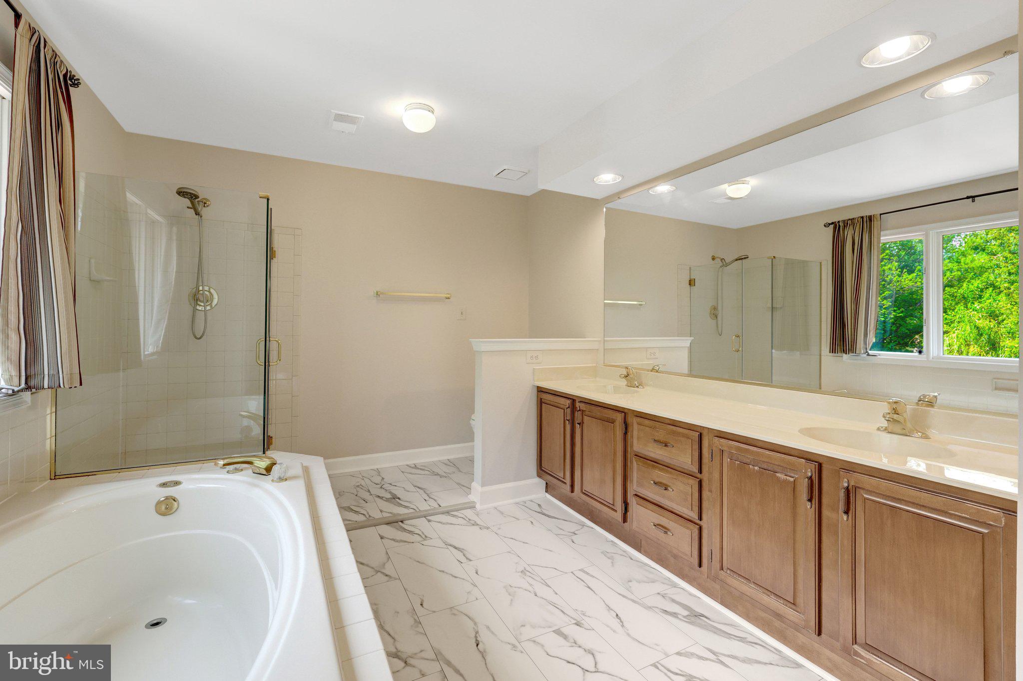 FOUR SEASONS - Residential