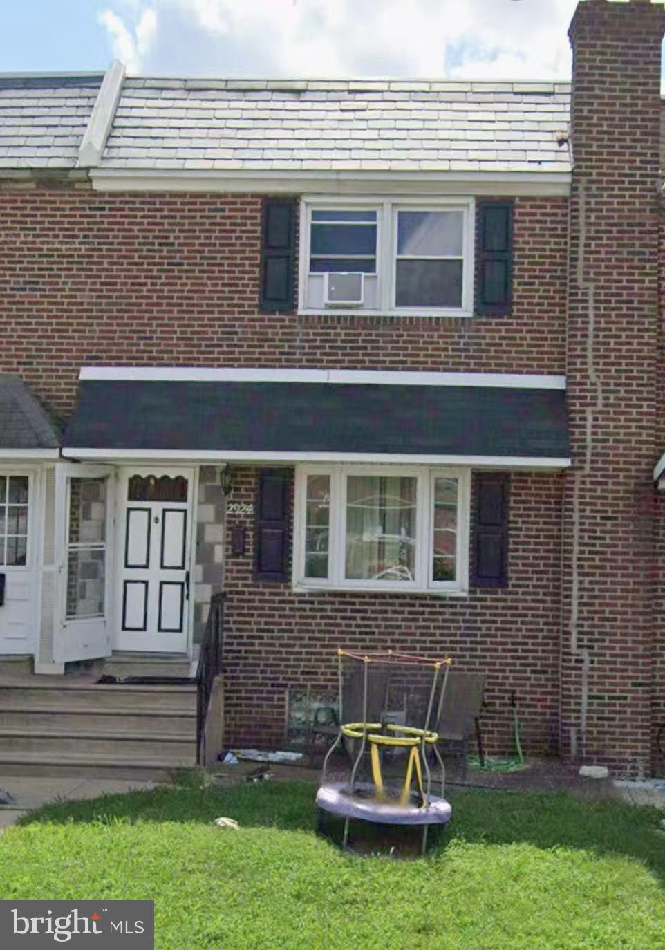 Welcome to this beautifully maintained 1,224 sq ft home featuring 3 beds, 2 full baths, and a fully finished basement! The location is unbeatable—steps from shopping, bus routes, and mayfair elementary school. Schedule your showing today!
