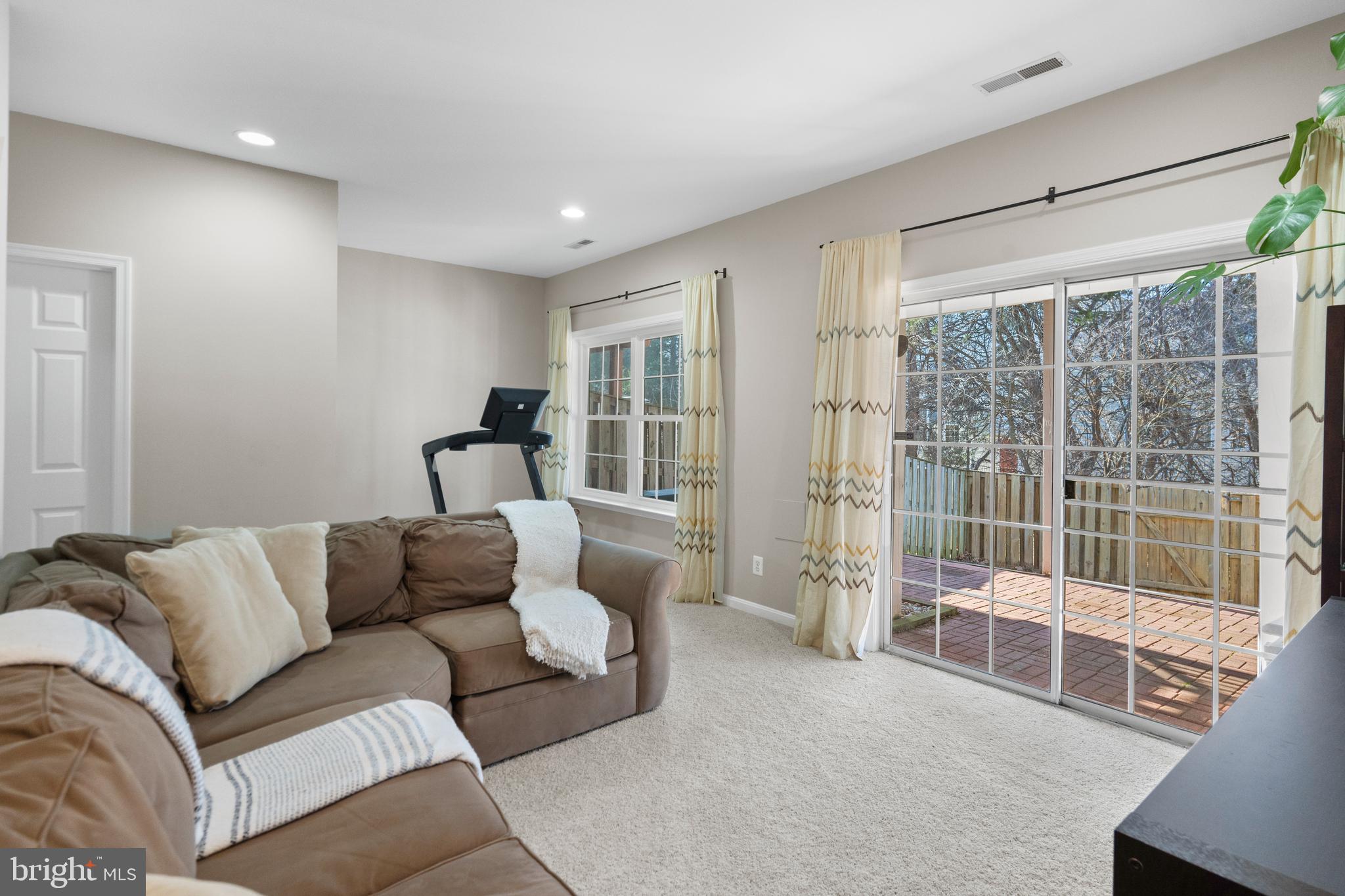 LOUDOUN PARKWAY CENTER - Residential