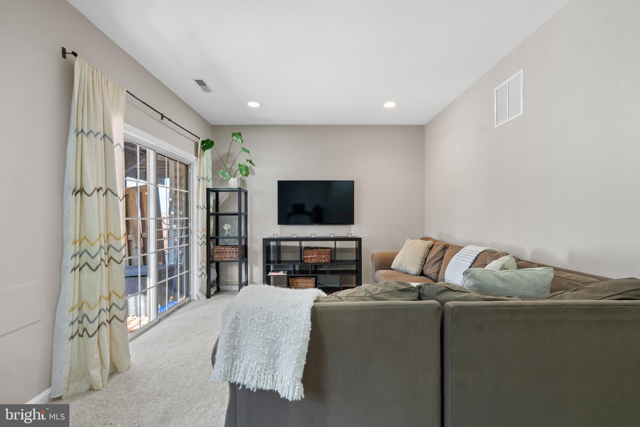LOUDOUN PARKWAY CENTER - Residential