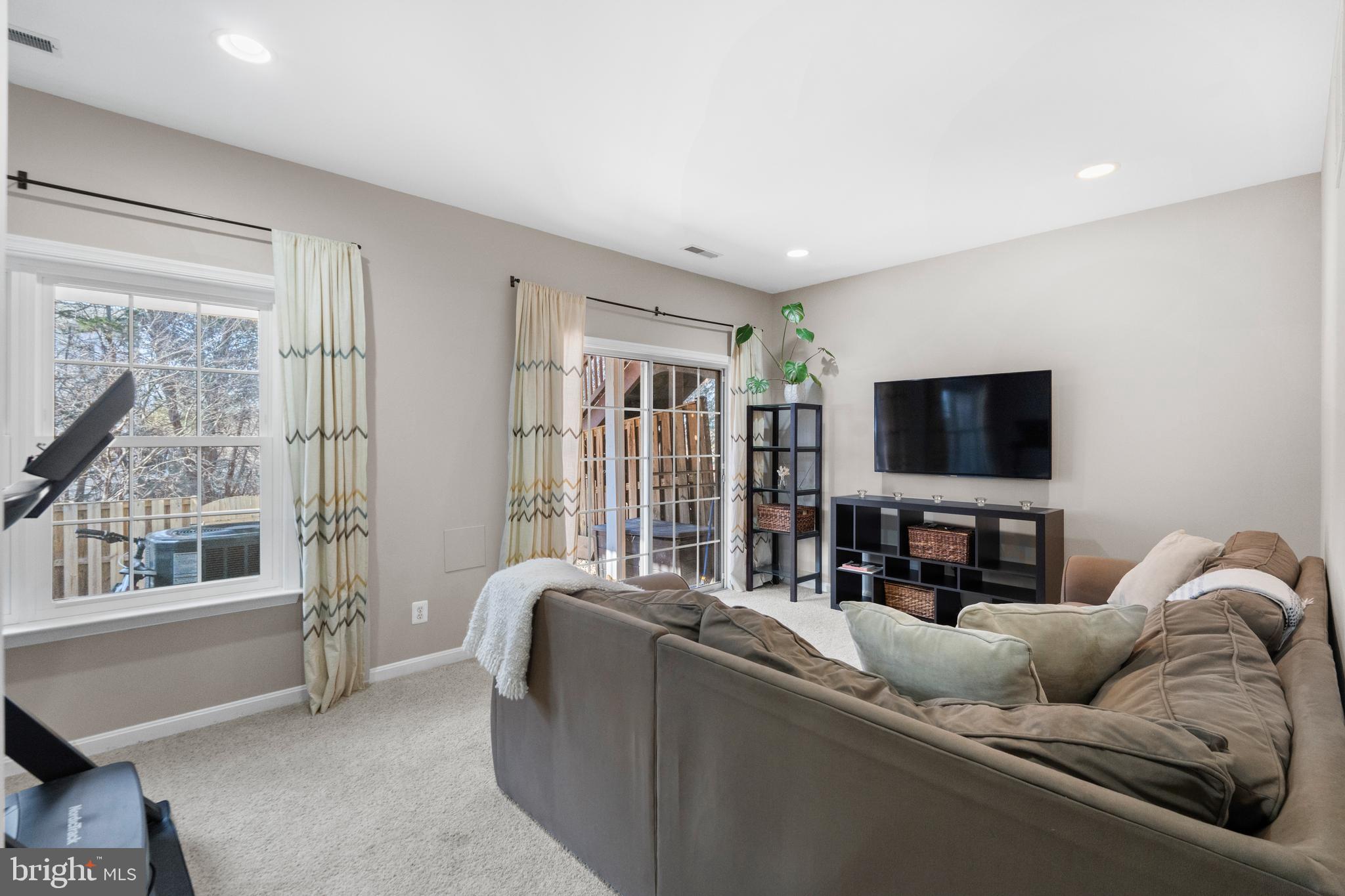 LOUDOUN PARKWAY CENTER - Residential