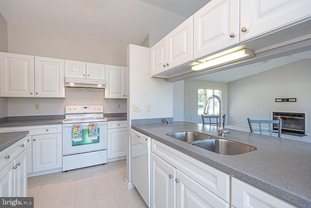 WHITES CREEK MANOR - Residential