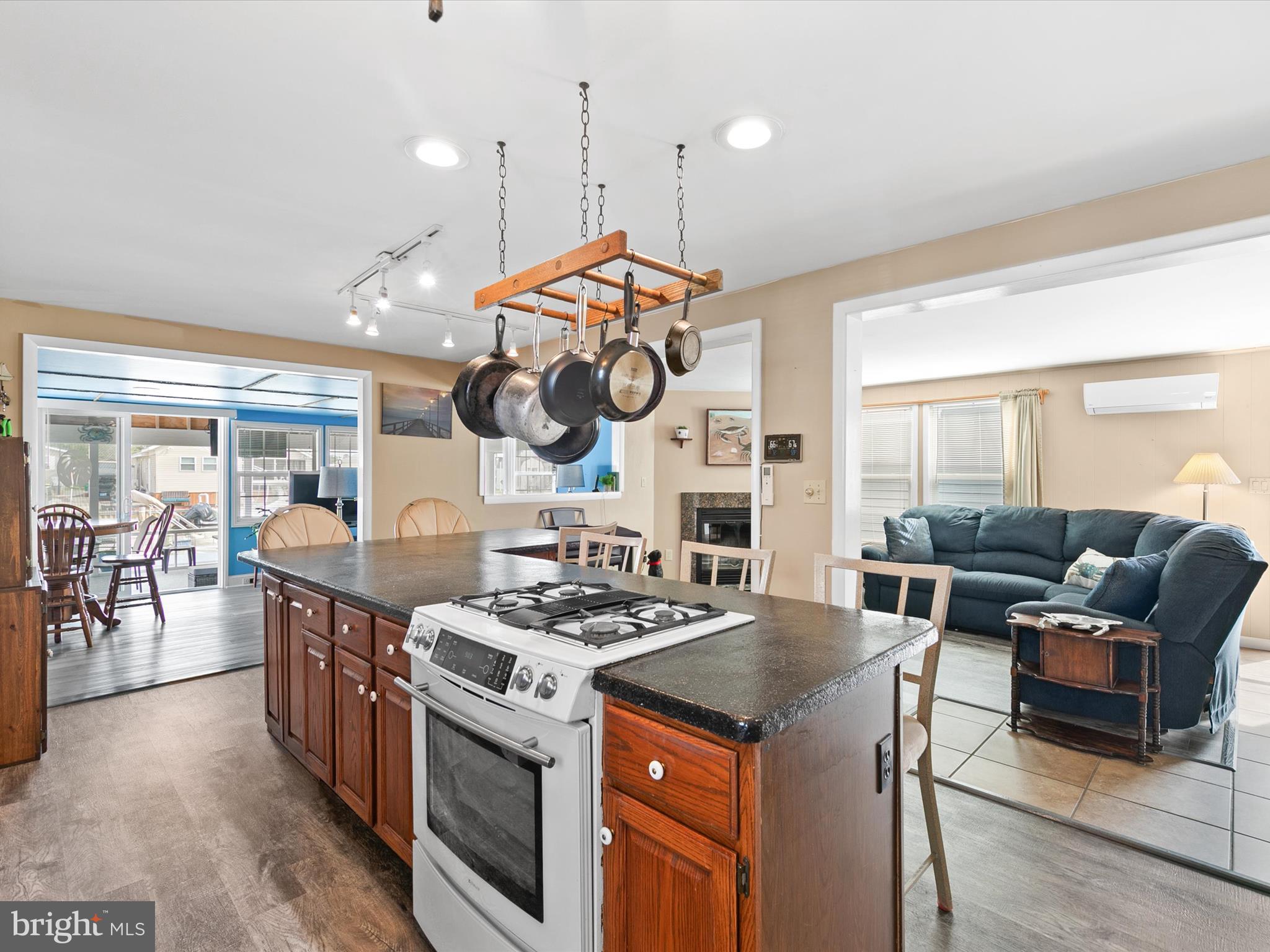 MARINERS COVE - Residential
