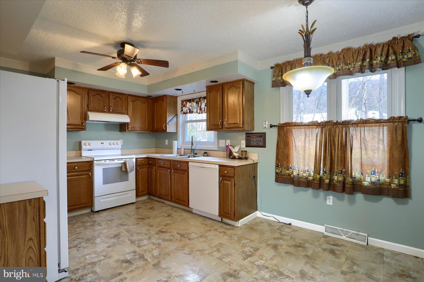 MOUNTAIN VIEW ESTATES - Residential