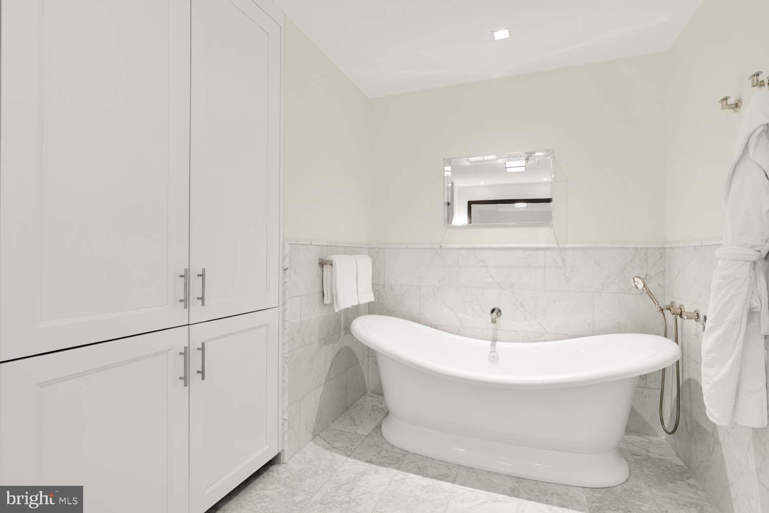 FOUR SEASONS PRIVATE RESIDENCES - Residential