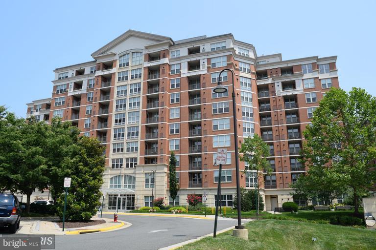 2 BEDROOM, 2 BATH CONDO  in luxury MERCER building Across Sheraton Hotel  2 Masters w/walk-in closets; Balcony ,Gourmet kitchen w/SS appl, maple cabinets; 24 hours concierge /amenities including 1 storage space + 1 assigned parking space, outdoor pool, fitness room, party room & lounge w/theater, pool table & kitchen. Near  Silver Line Metro Station, Reston Town Center, W&OD Trail, Dulles Access road
Minimum credit score of 700