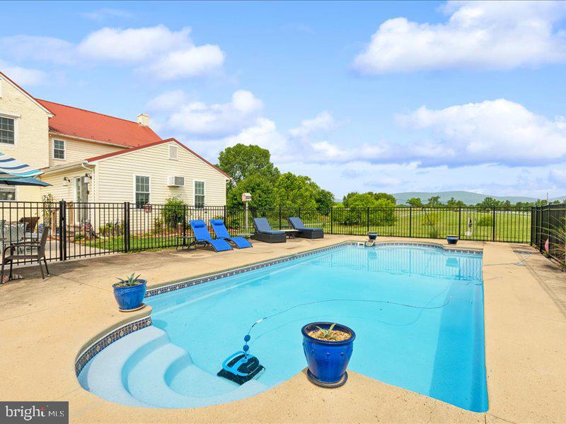 ROCKY RIDGE - Farm