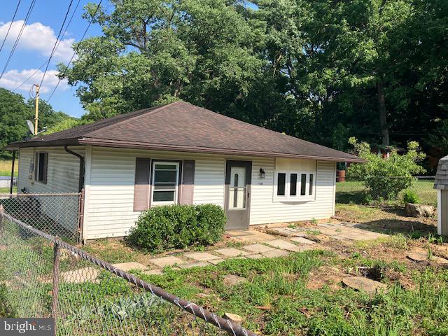 This is a diamond in the rough.  The house needs mostly cosmetic updates but could be a great home again.  Perfect for an investor or rehab loan.  The seller will not accept an FHA loan.