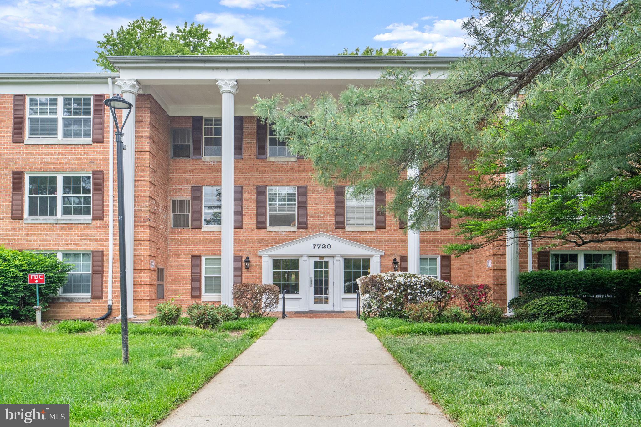 Great, Spacious, Moving Ready, 3 bedrooms apartment t and 2 full bathrooms,  Quartz Counter Tops, Very Good Condition, Plenty of Parking, Worry free of landscaping and Maintenance, Gated Community at Colonies in Mclean,  enjoy the Common areas, sit and relax, feel like in Vacation but is your home.  Community with plenty of amenities for daily life. Covered Parking and 3 assigned parking spots. Lots of natural light. Do not let it go. Looking to be with access to main hwy and metro silver line, entertainment, amenities. you will have everything here.