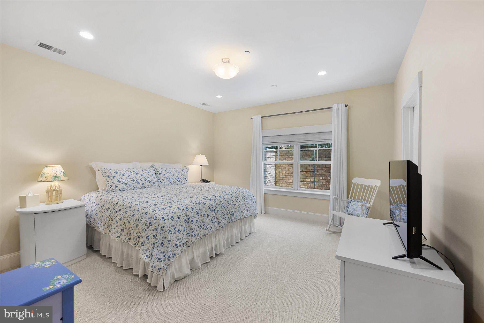WILLIAMSBURG GARDENS - Residential