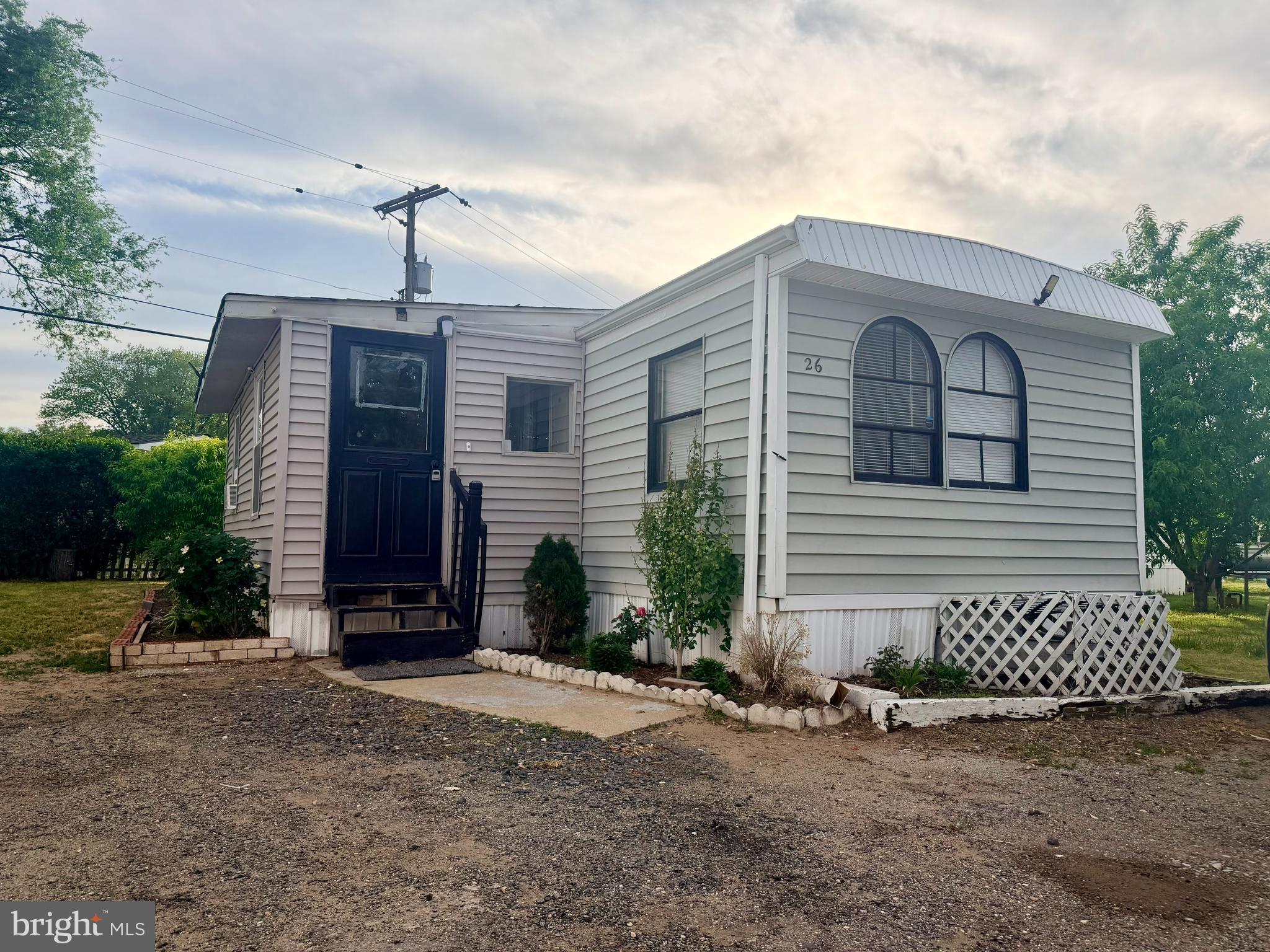Waterfront Community. The community has a pier to use. This is a 2br 1 bath home. with living room and enclosed porch .