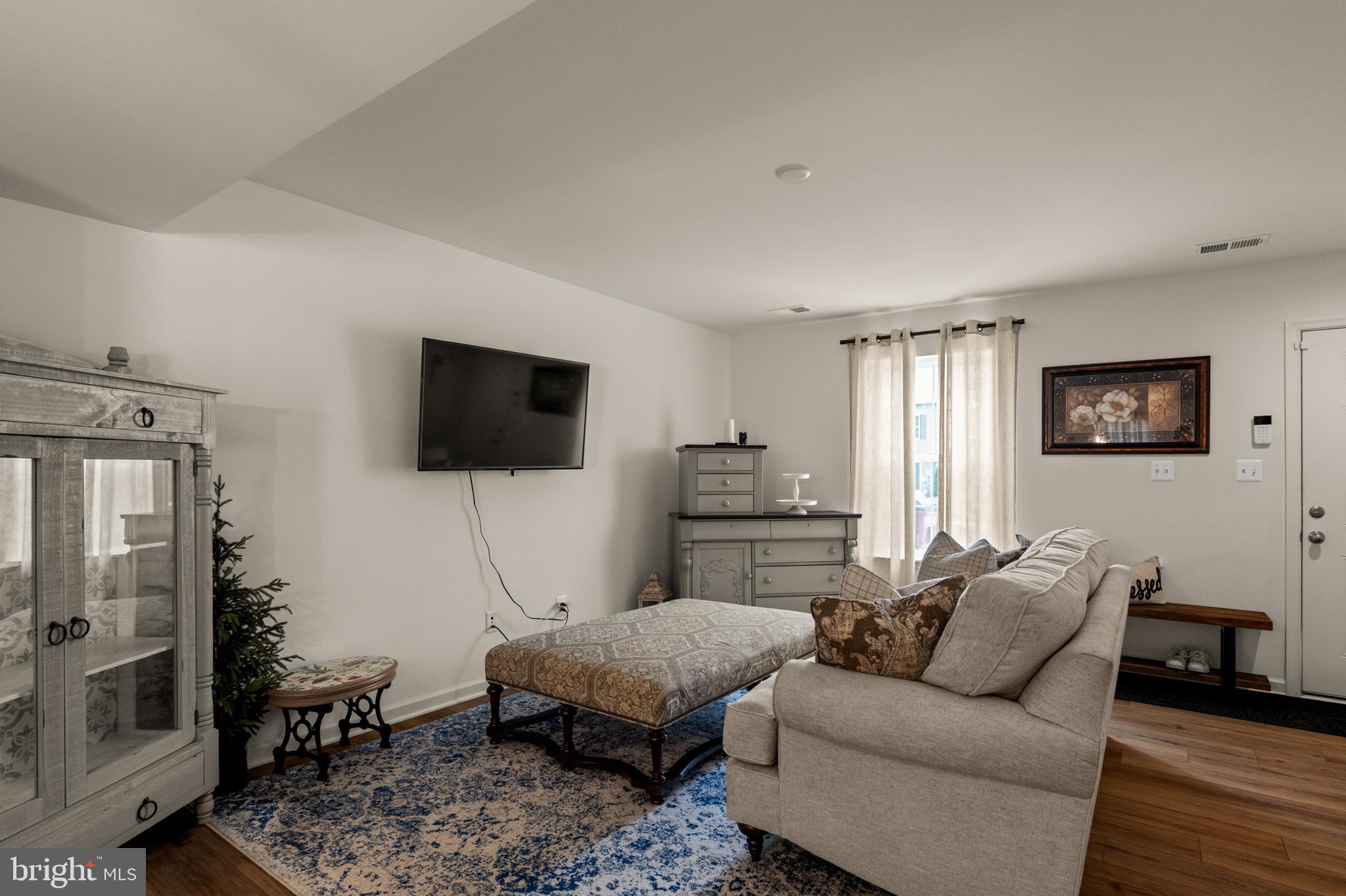 WHISPERING PINES - Residential