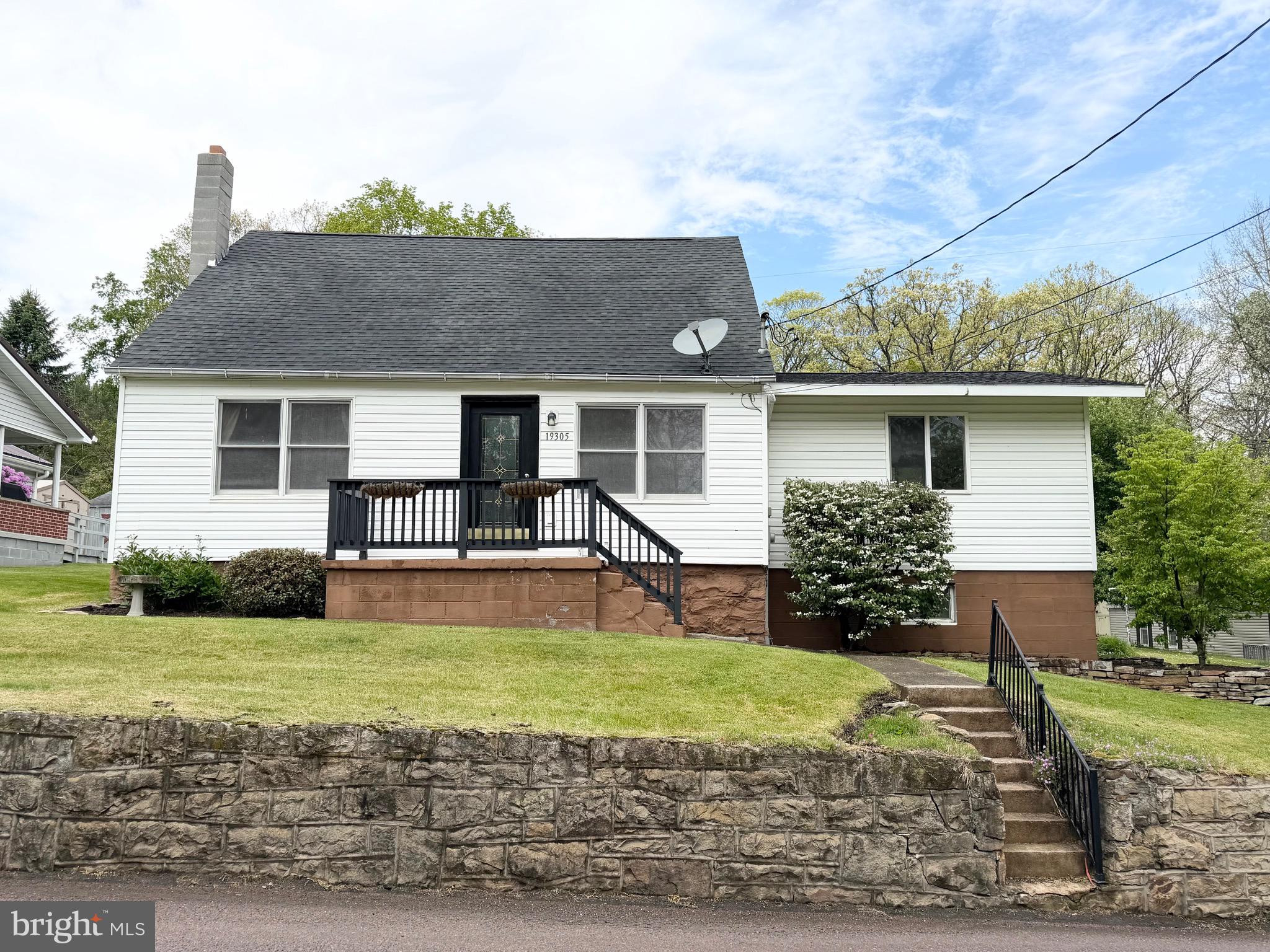 Right outside city limits and full of cool custom vibes. ✨

Wood accent walls, vaulted ceilings, stone backsplash, custom vanity + tile shower work make this home anything but boring. Main-level bedroom flexes as the perfect office, hobby room, or guest space. Half bath on the main level, big back deck, flat yard, and good energy all around.

This house slaps!!! Buy it😎