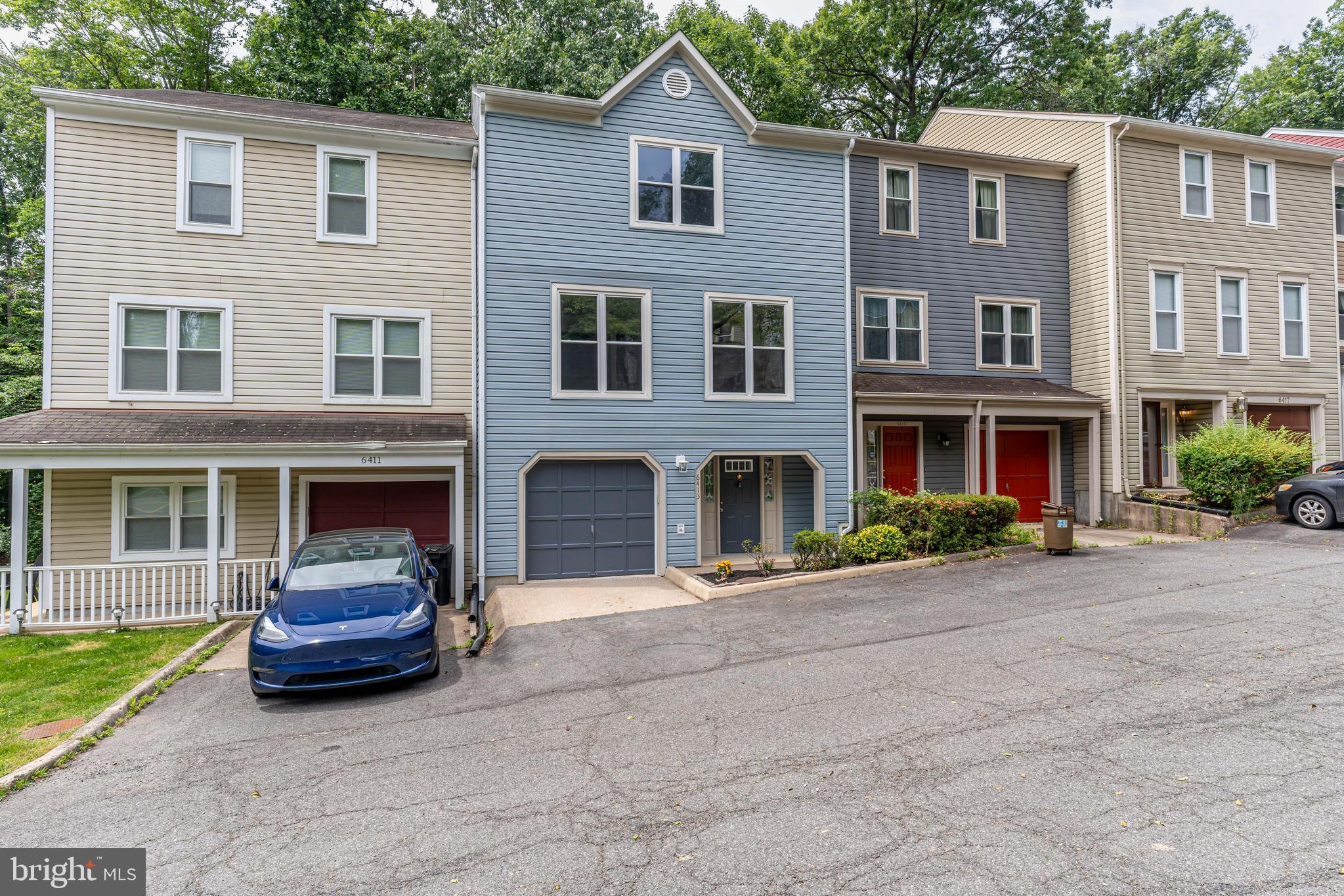 What a location and what a nice quaint neighborhood. Easy access to 395 but far enough you don't hear the hustle and bustle of the northern Virginia commuter party. Not many places like this in the area, surrounded by nature but 2 minutes to the beltway.
