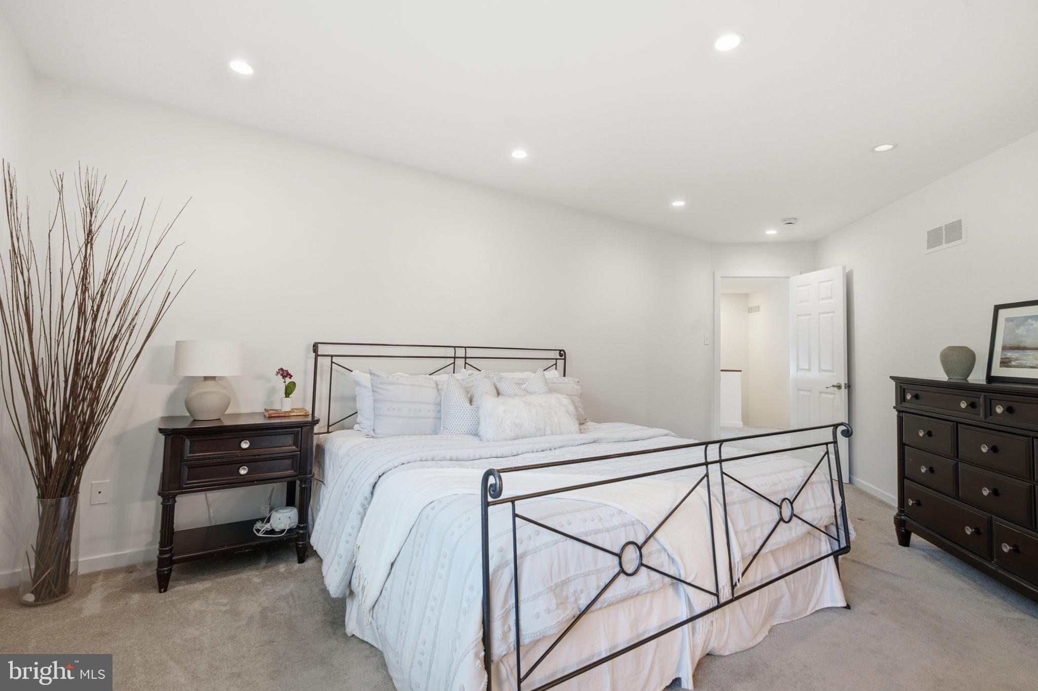 MONTROSE VIL - Residential