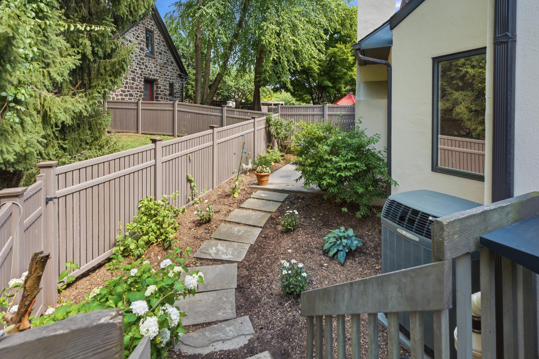 MONTROSE VIL - Residential