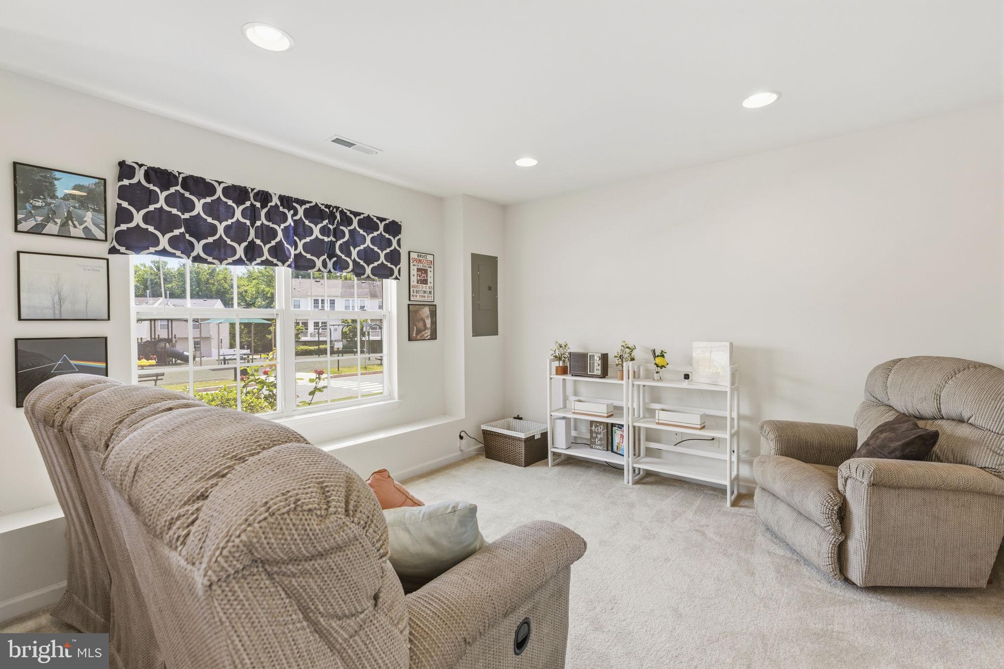 HOLLY WOODS - Residential