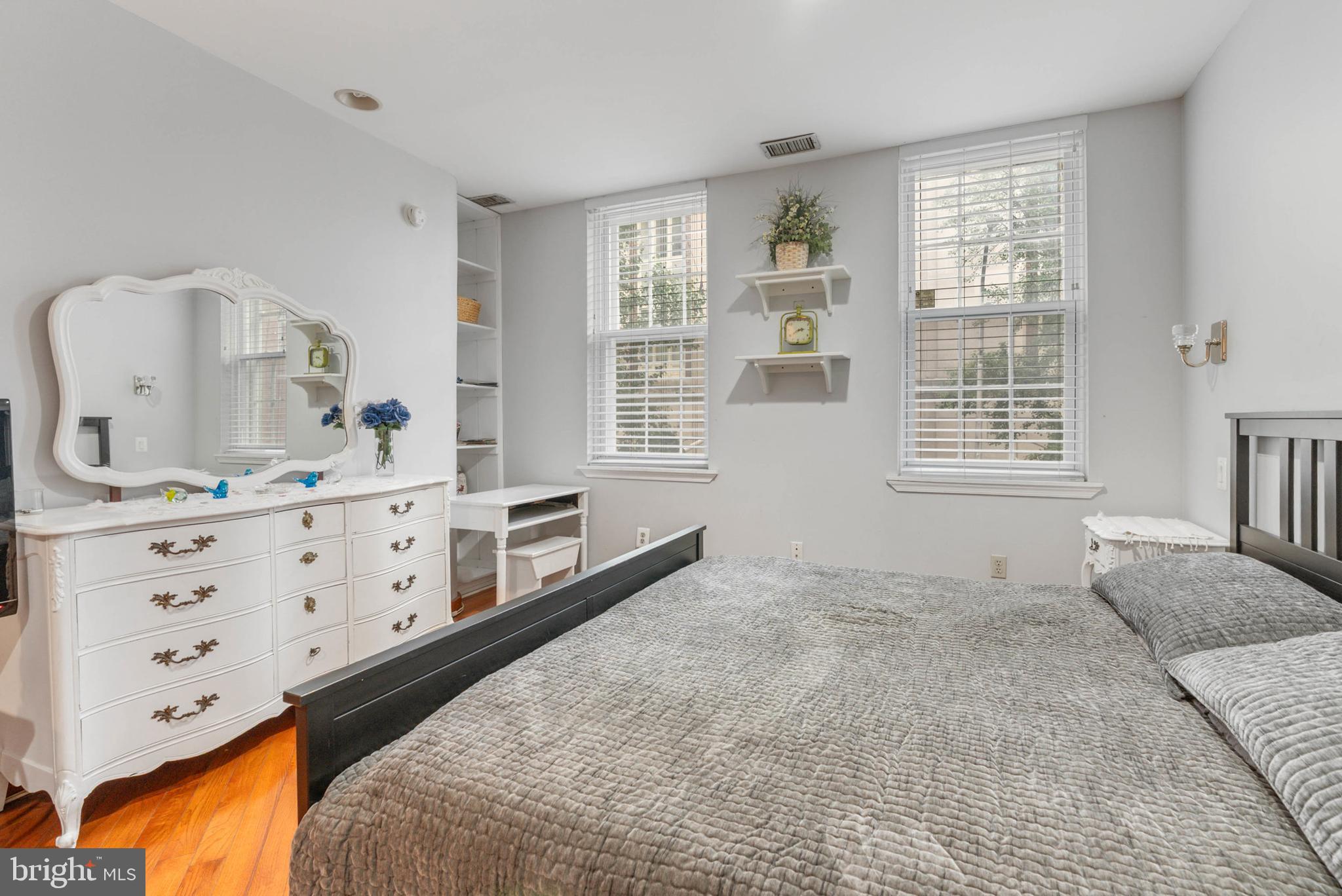 SOCIETY HILL - Commercial Sale