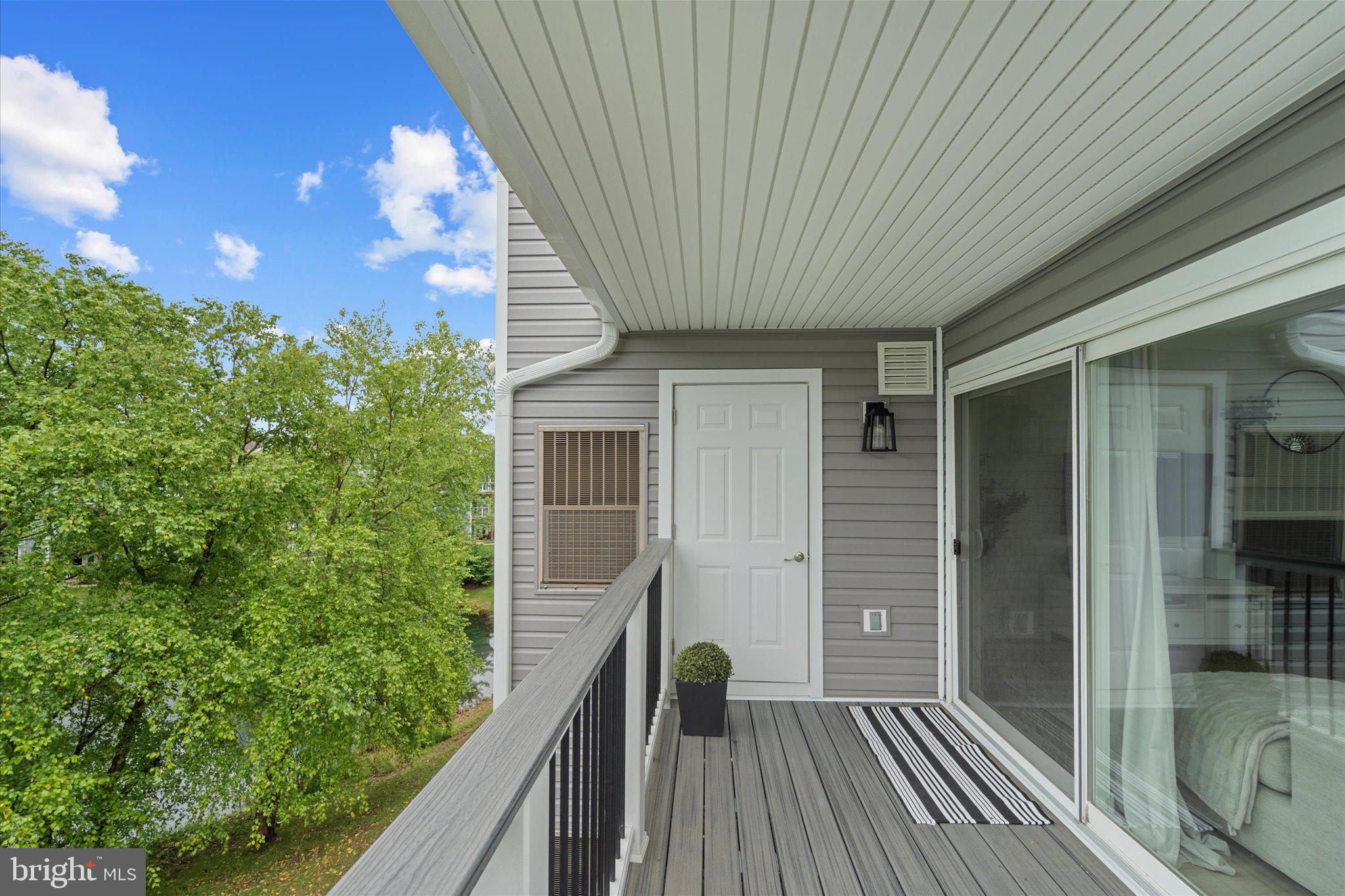 LAKESHORE CONDO - Residential