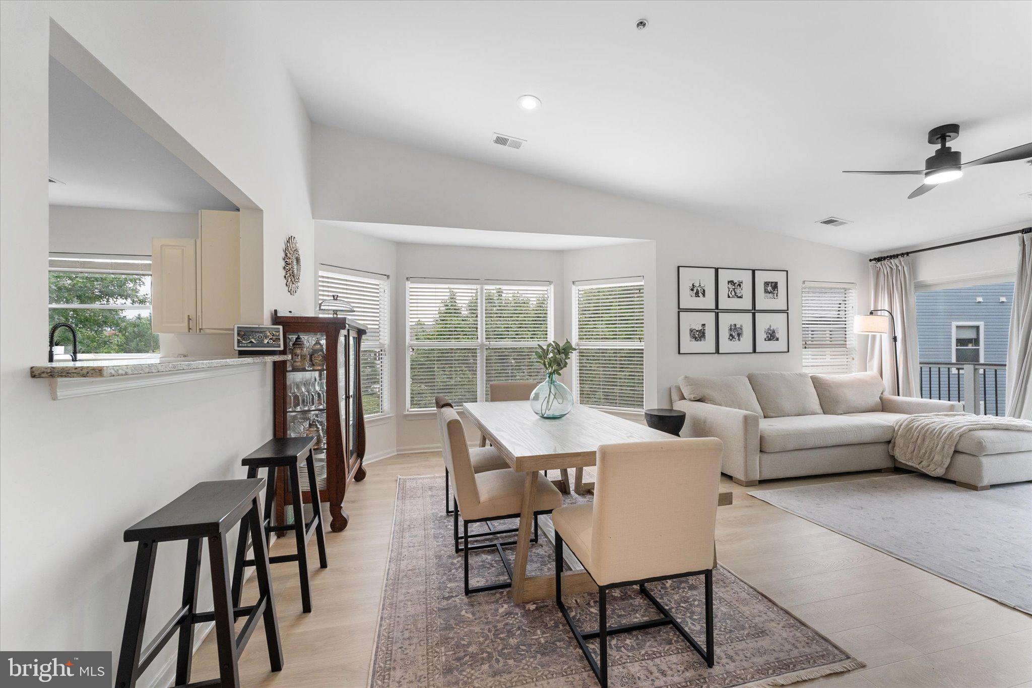 LAKESHORE CONDO - Residential