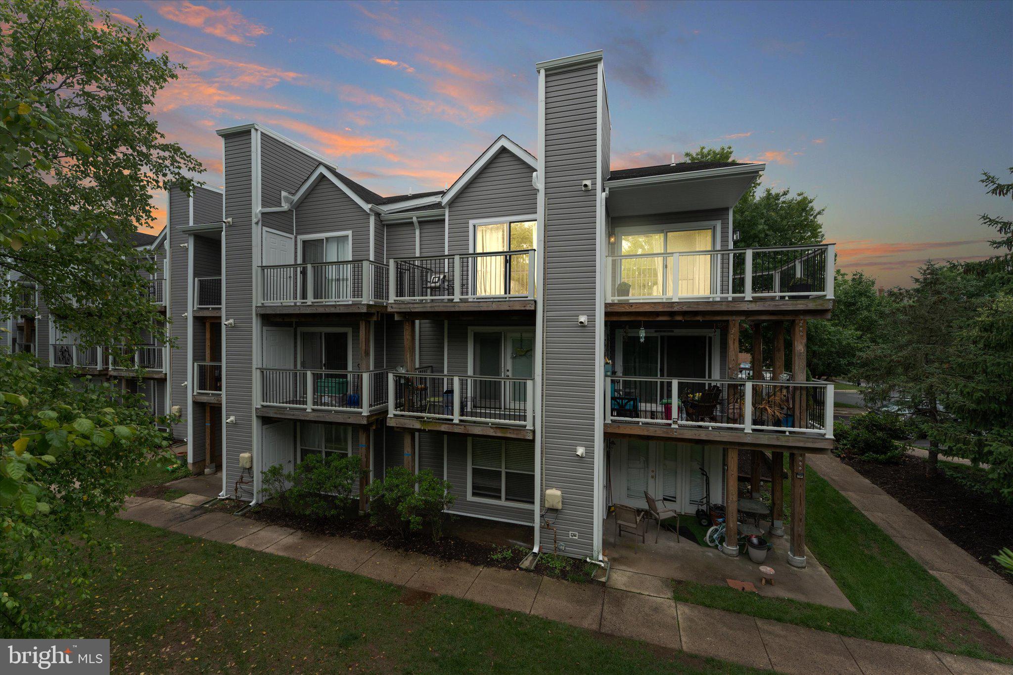 LAKESHORE CONDO - Residential