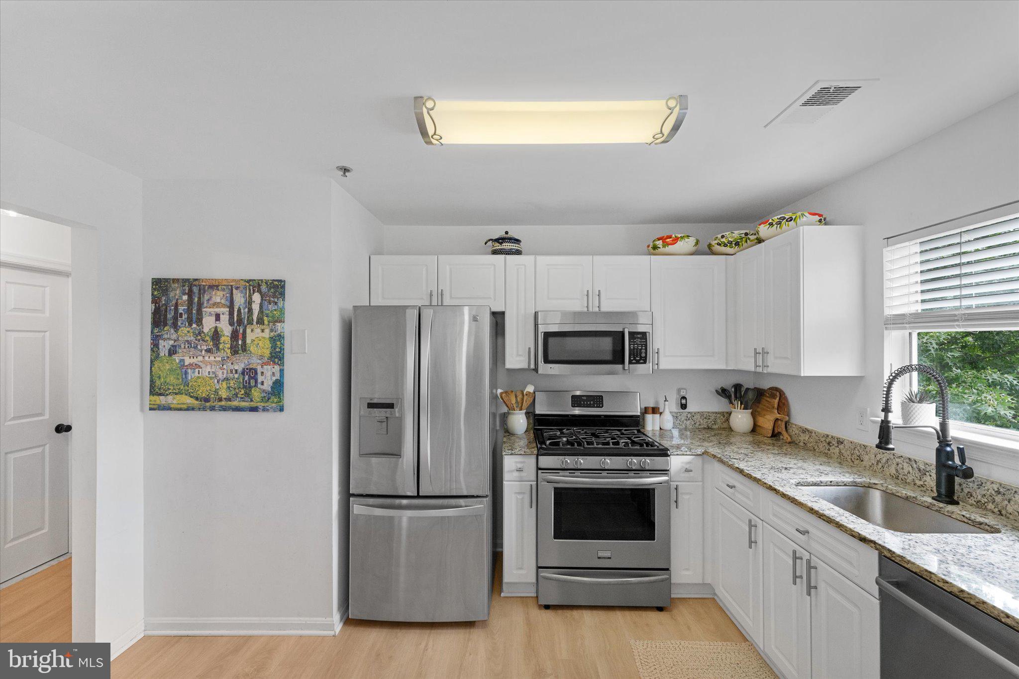 LAKESHORE CONDO - Residential