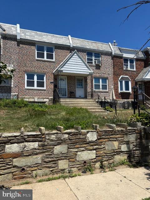beautiful house in Wissinoming  neighborhood of  Northeast Philadelphia, recently renovate to be the perfect home, all new windows, new AC hvac system, conveniently located close to shopping, major highways, and public transportation, searching no more, schedule your showing!!!