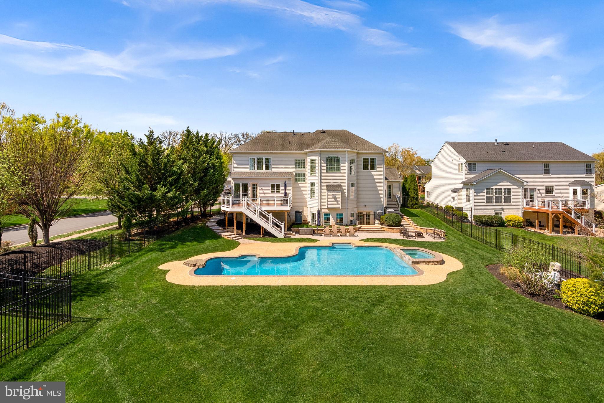 VANTAGE POINTE - Residential