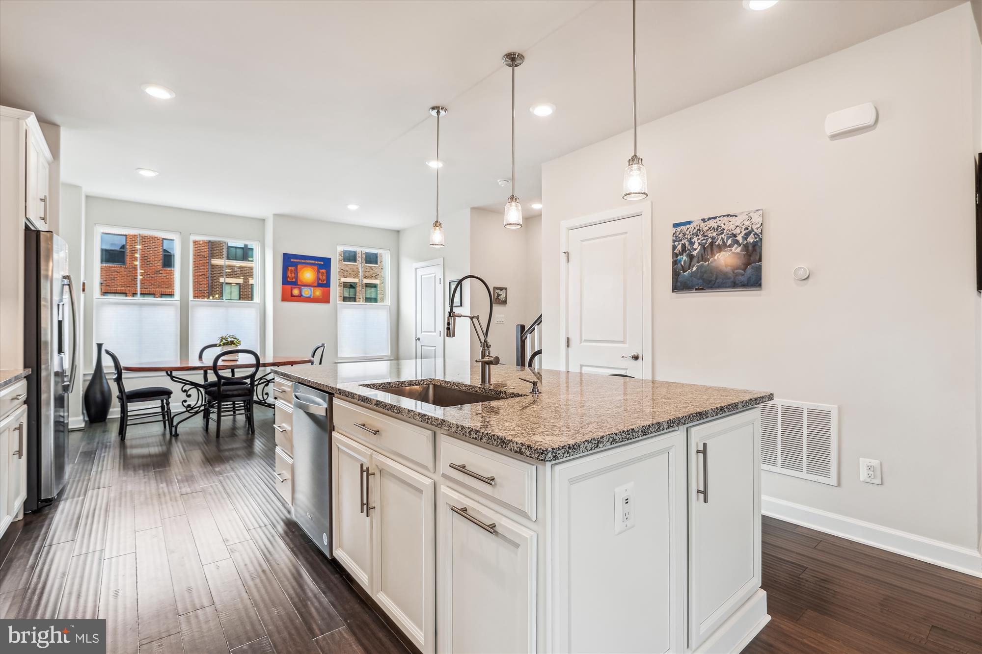 METRO ROW - Residential