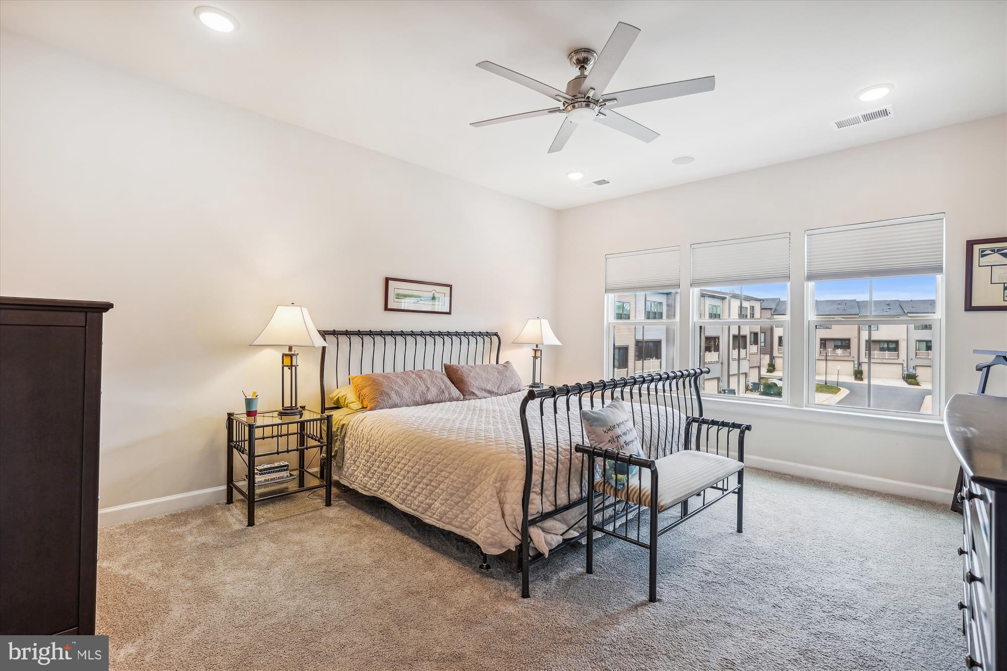 METRO ROW - Residential