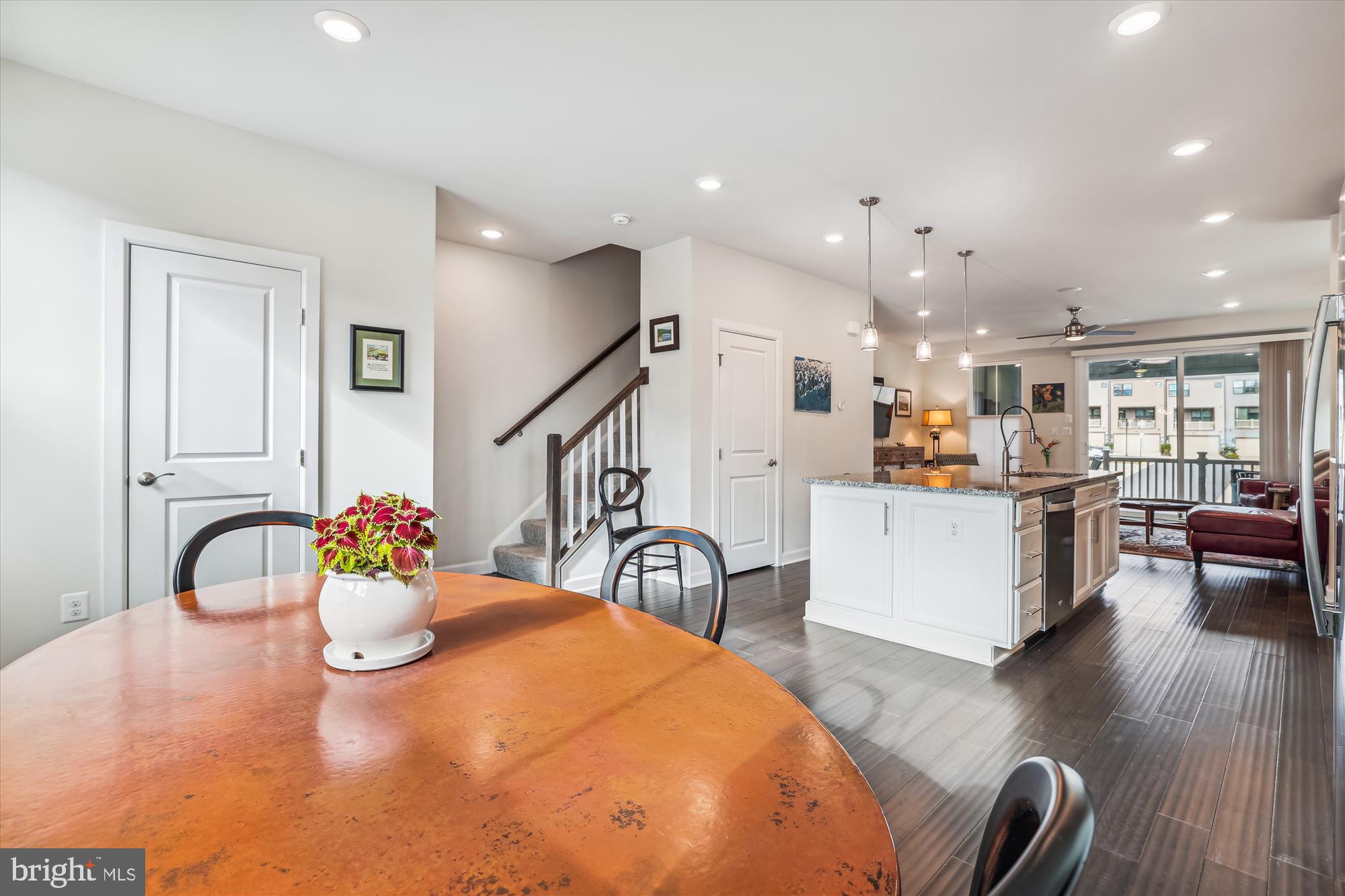 METRO ROW - Residential