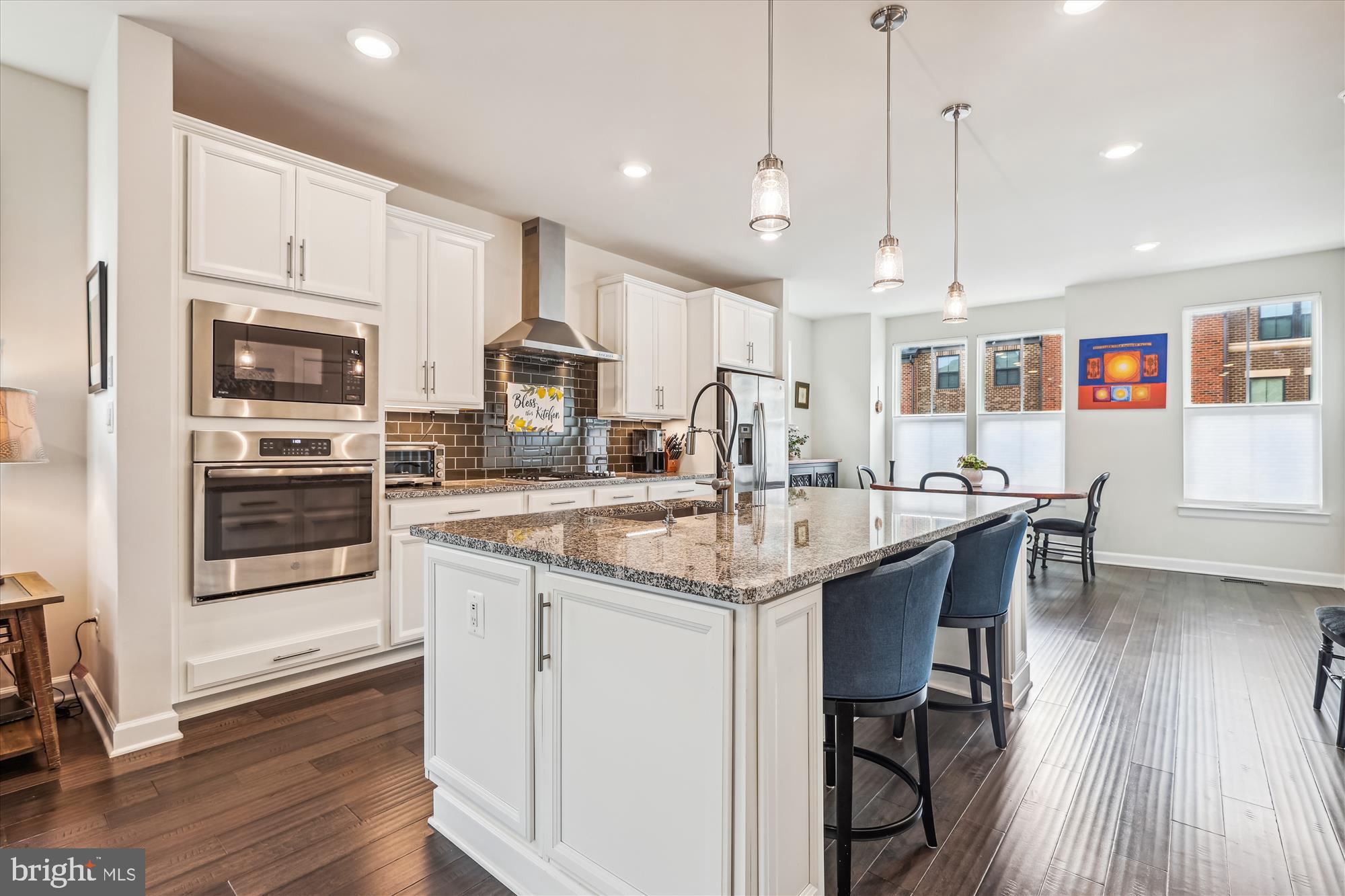 METRO ROW - Residential