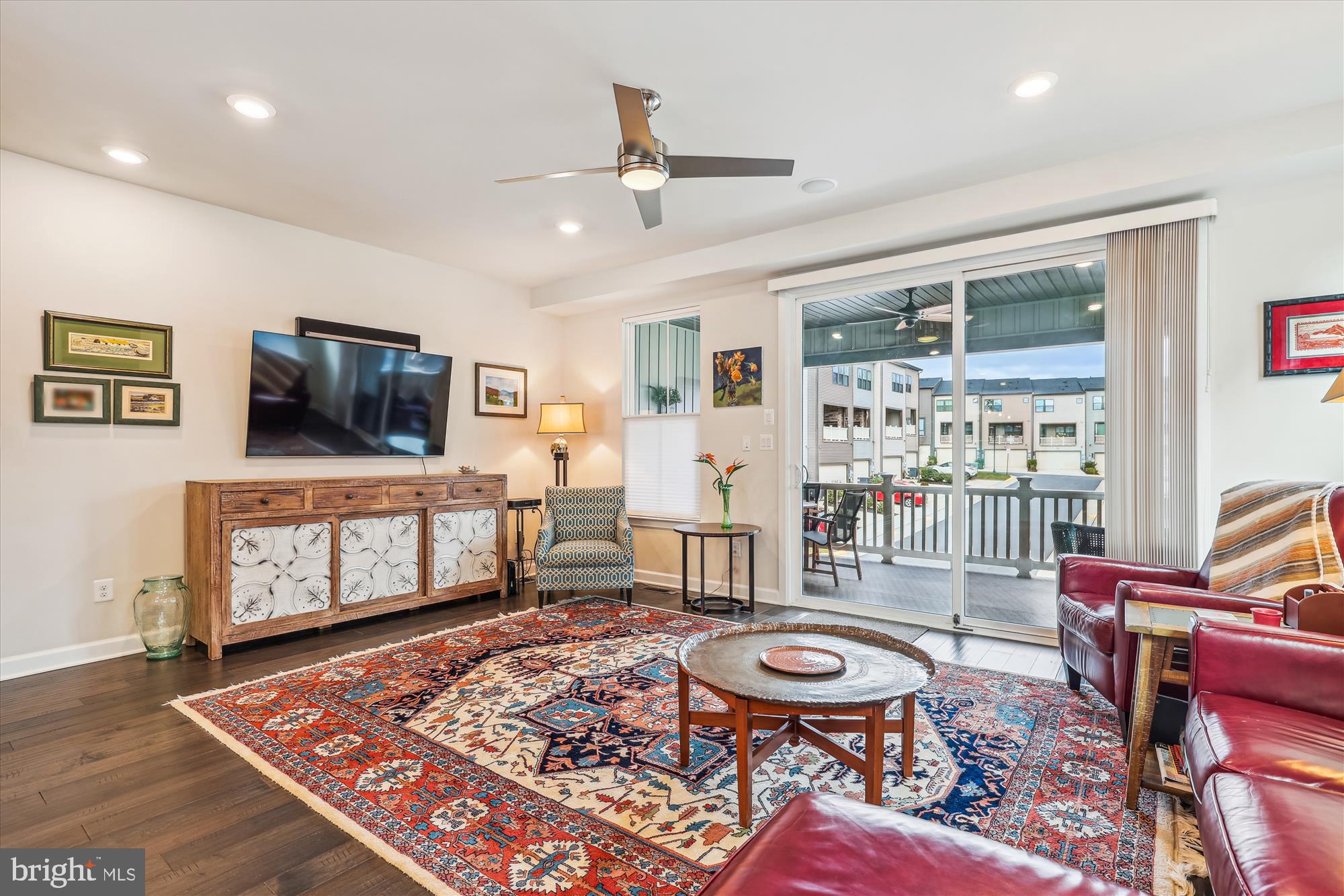 METRO ROW - Residential