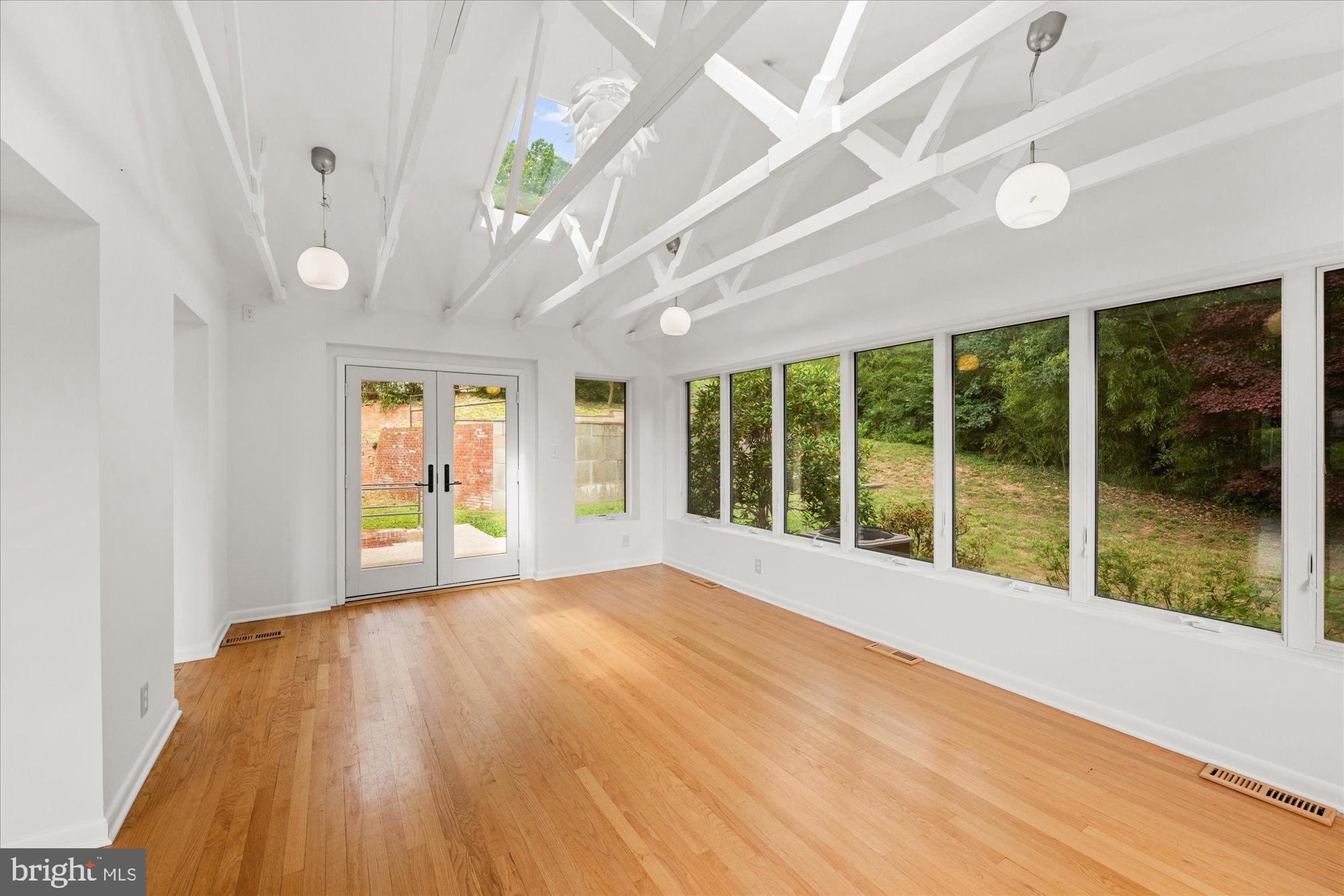 RIVERCREST - Residential