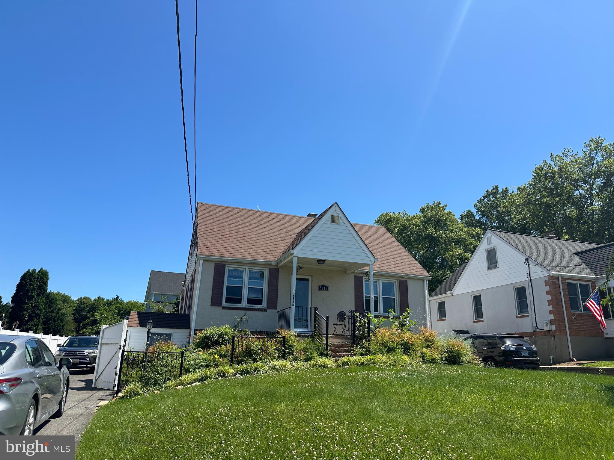3  finished level home awesome location close to everything you want to do. Recent seller updates .Large fenced backyard and deck. Home backing to 600k homes great location. Perfect move in ready home.
Ask about 100 percent loans.